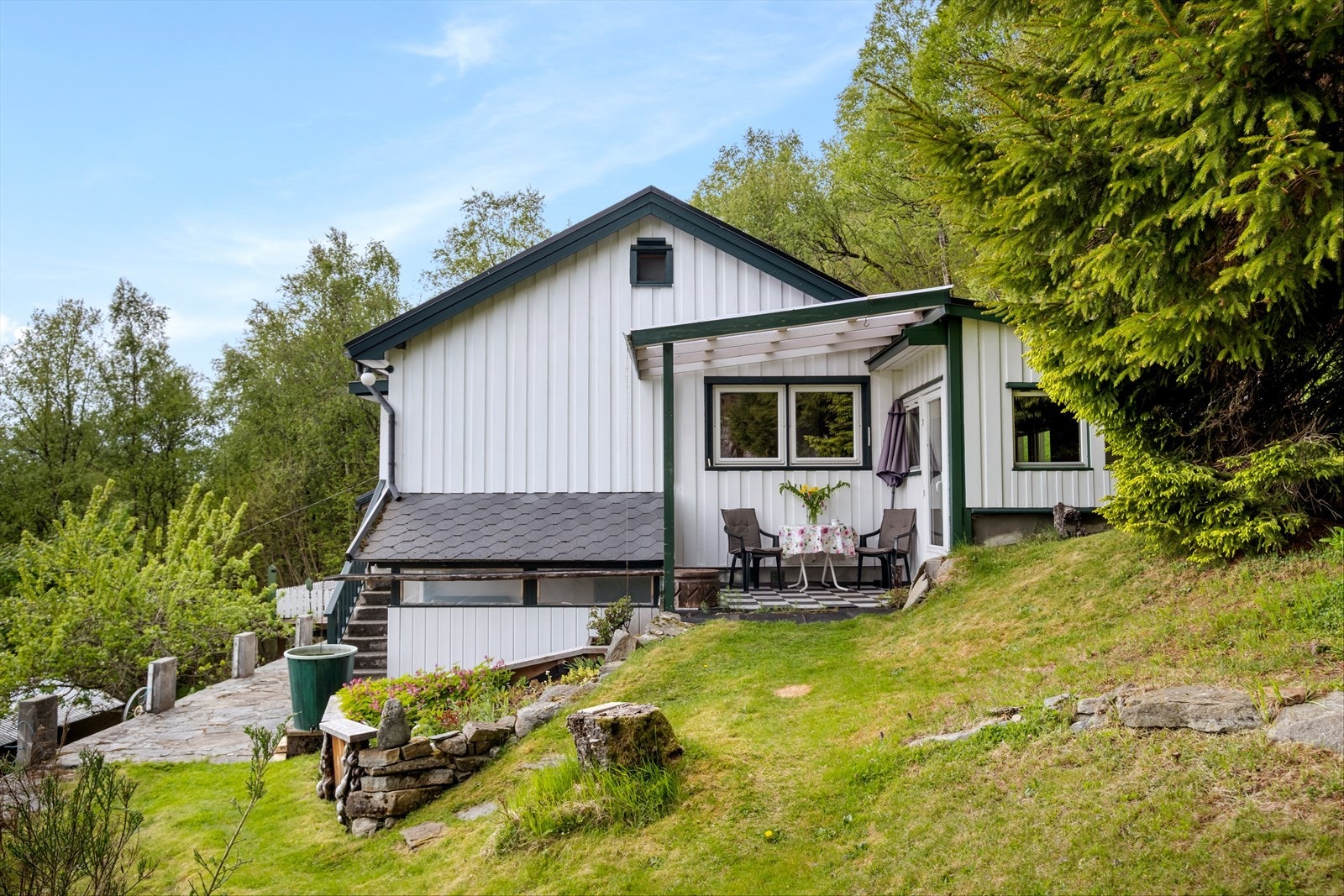 Tomten har flere terrasserte nivåer tilpasset det skrånende terrenget. Galleribilde