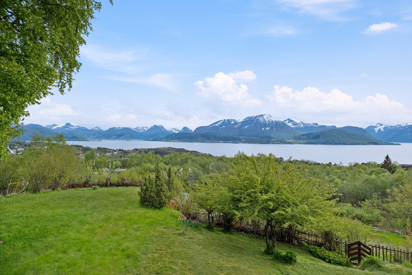 Eiendommen har en landlig beliggenhet med panoramautsikt mot fjord og fjellområder. Galleribilde