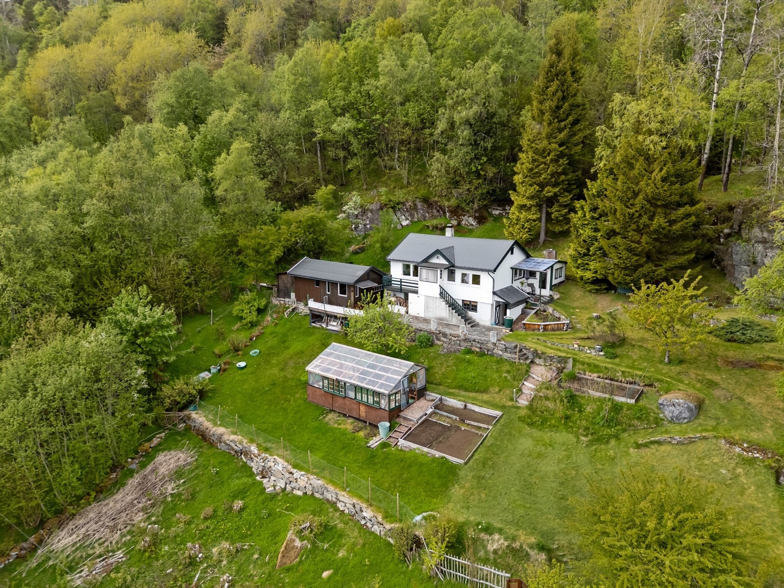 Beliggende i et landlig område, byr eiendommen på ro og nærhet til natur. Galleribilde