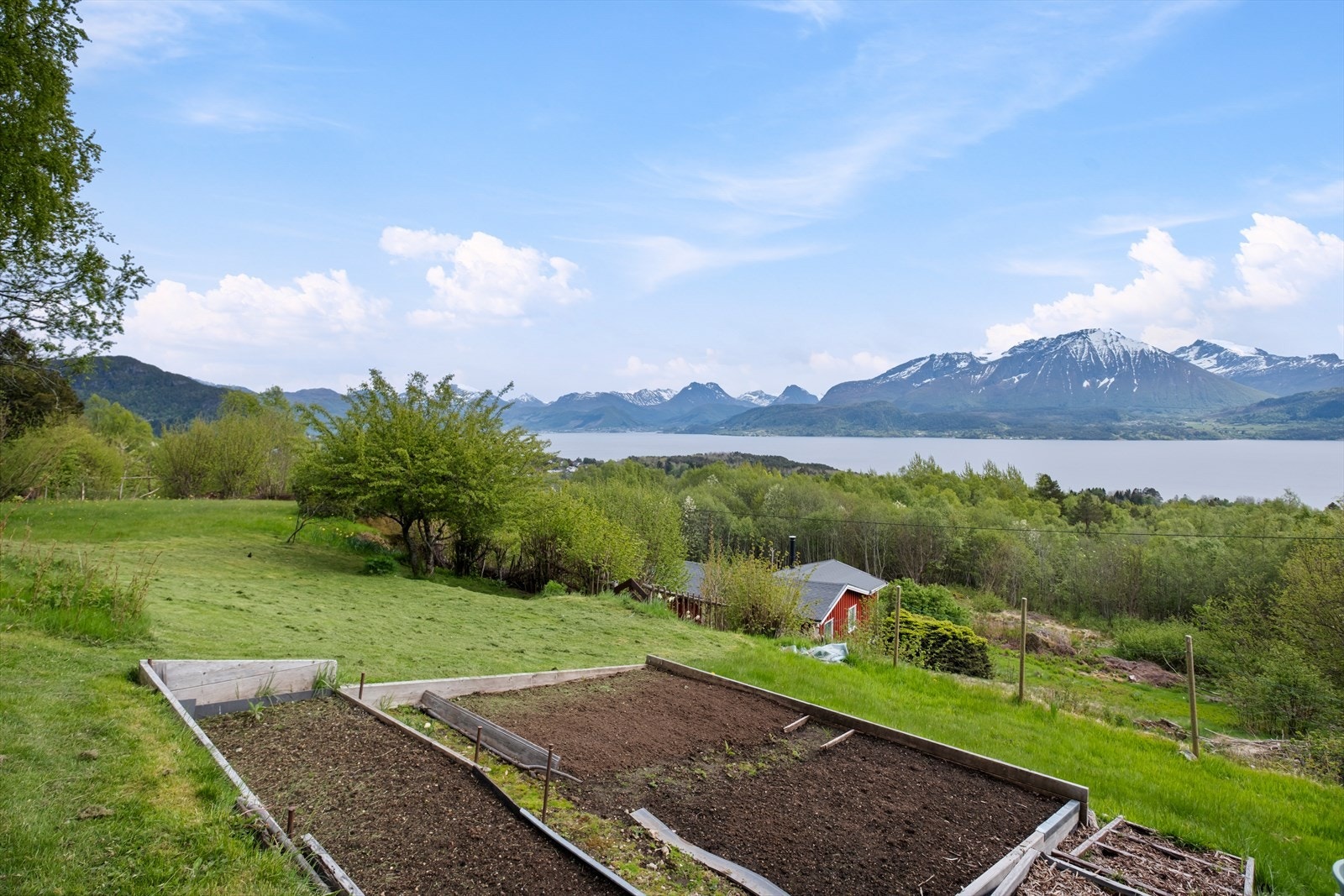 Drivhuset på eiendommen gir mulighet for hagebruk og dyrking av egne planter. Galleribilde