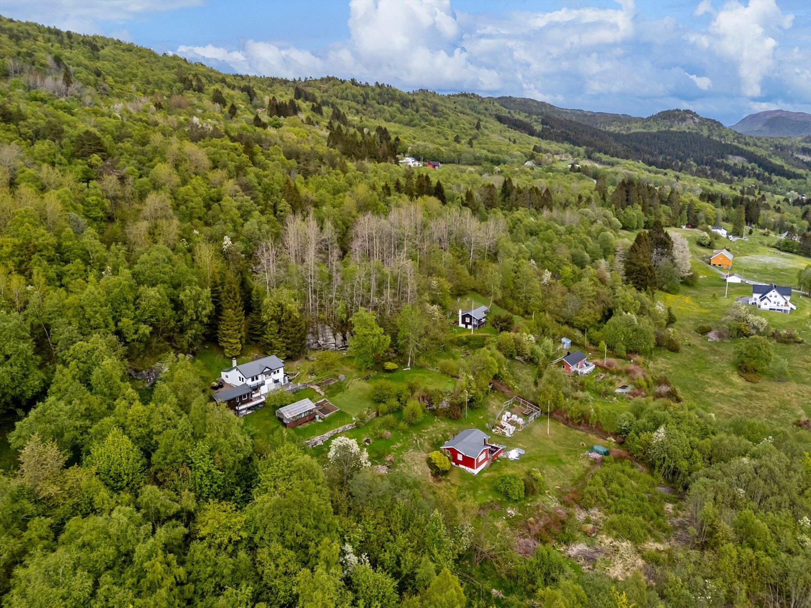 Eiendommen ligger i et rolig og skjermet område med kort avstand til natur og servicefasiliteter. Galleribilde