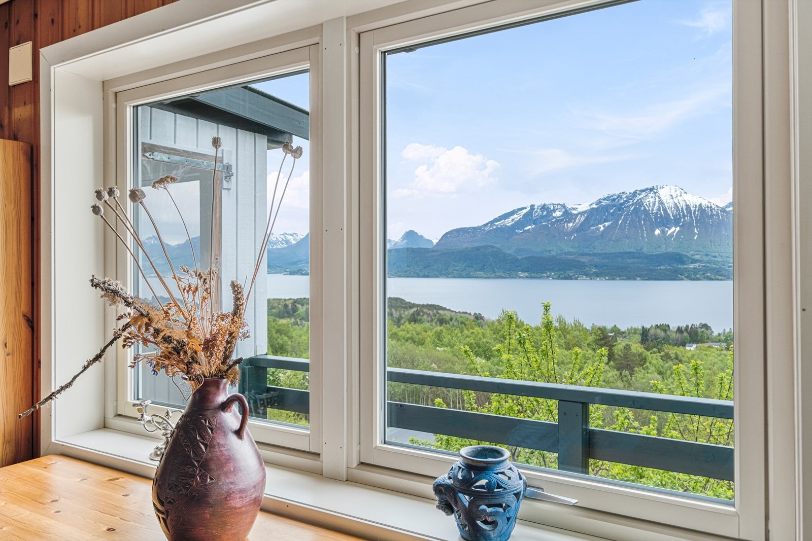 Store vinduer gir lysinnslipp og en fantastisk utsikt mot fjorden fra oppholdsrommet. Galleribilde