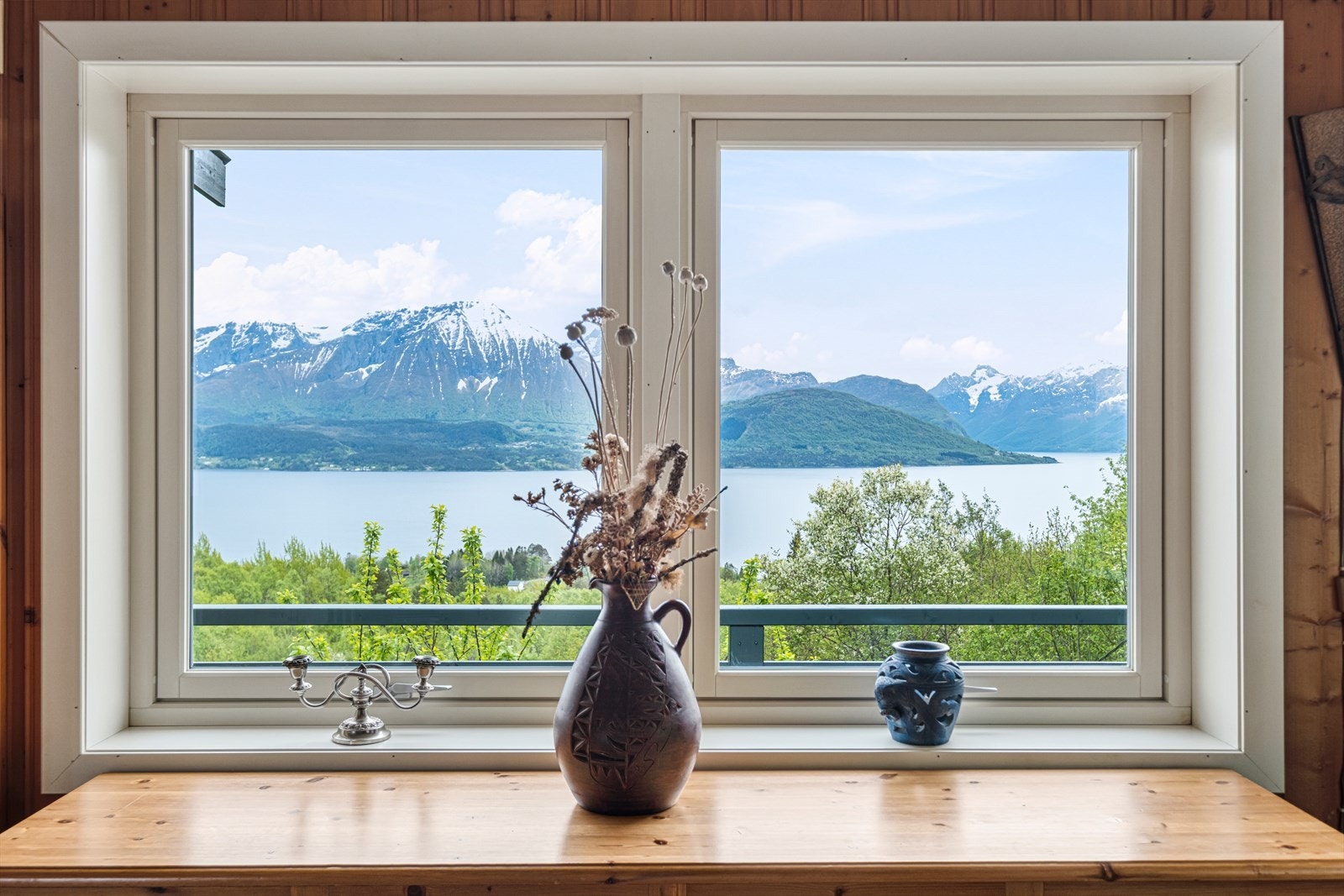 Boligen har vinduer med 2-lags glass fra ulike oppgraderingsår, inkludert 2018, som gir godt lys og utsikt. Galleribilde