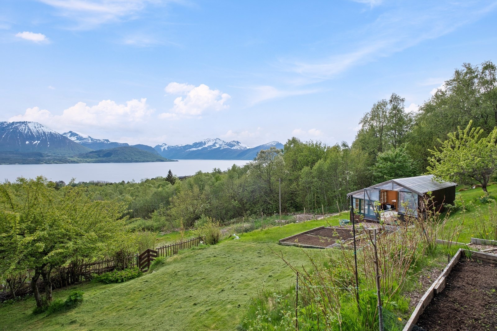 Tomten har flere terrasserte nivåer og en romslig plen som gir gode muligheter for uteaktiviteter. Galleribilde