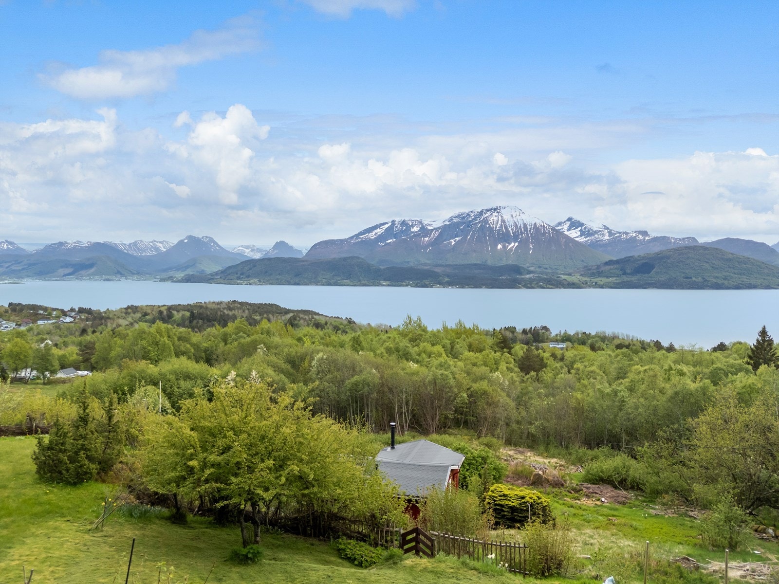 Eiendommen har en landlig beliggenhet med flott utsikt mot fjord og omkringliggende fjell. Galleribilde