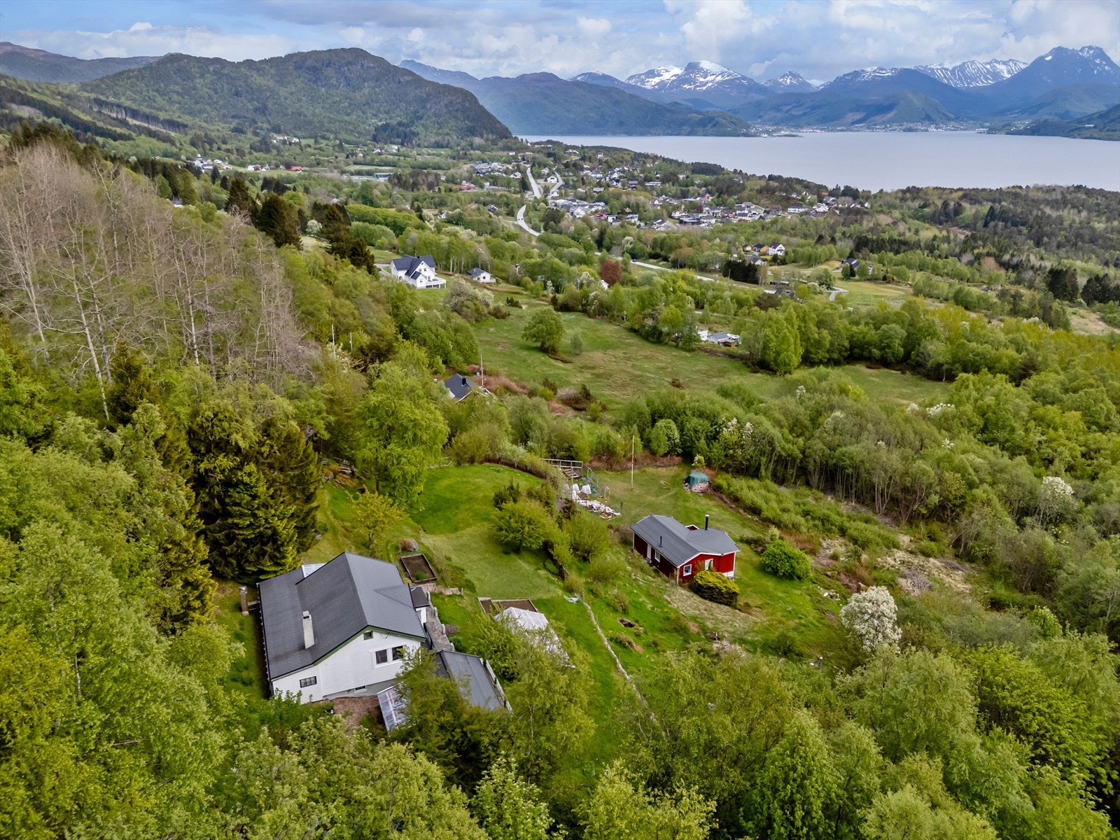 Eiendommen ligger i en landlig og skjermet beliggenhet med flott utsikt mot fjord og fjell. Galleribilde