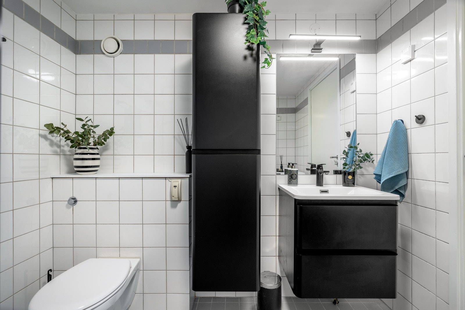 Rommet er innredet med vegghengt toalett, servantinnredning med skuffer, høyskap og dusjhjørne med glassvegger. Servantinnredning, dusjvegg og armaturer ble oppgradert i 2022. Galleribilde