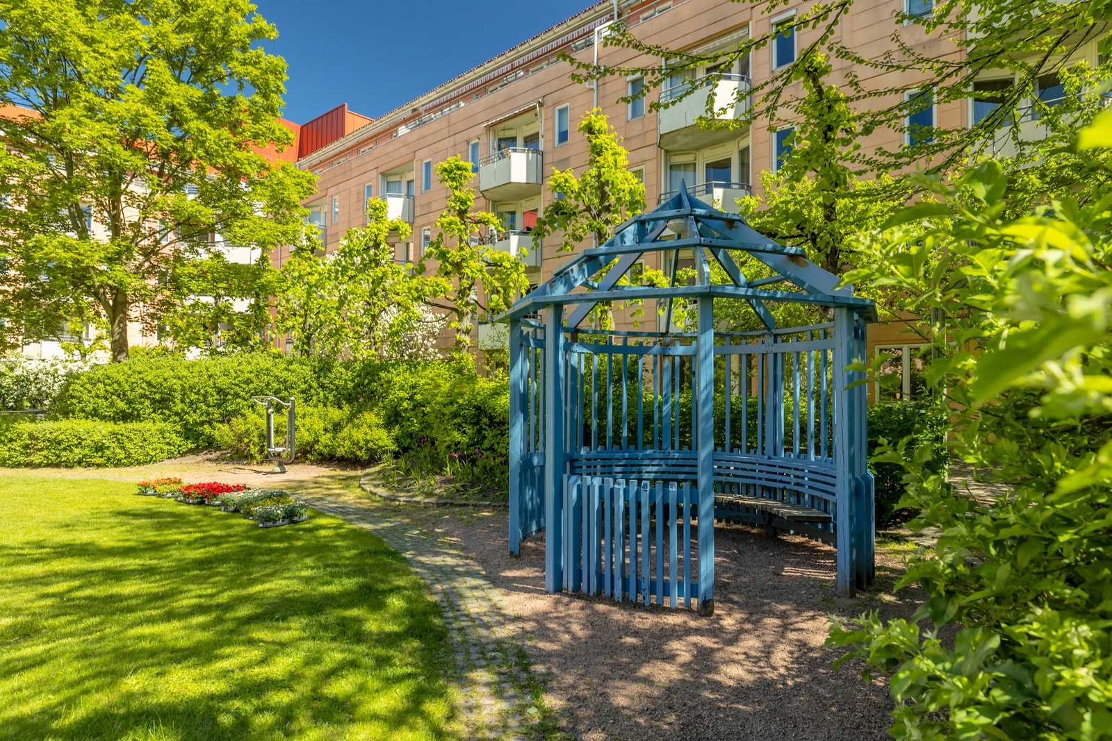 Sameiet byr på flotte og velholdte fellesområder med grønne plenarealer, beplantning og hyggelige oppholdssoner som kan nytes gjennom hele sommerhalvåret. Galleribilde