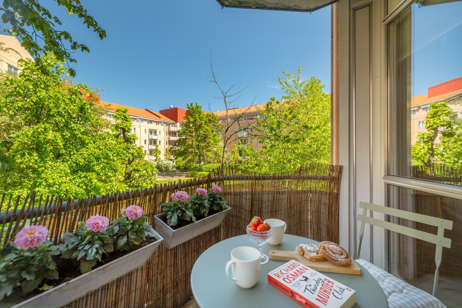 Fra balkongen er det hyggelig utsikt mot sameiets grønne og velholdte fellesområder. Galleribilde