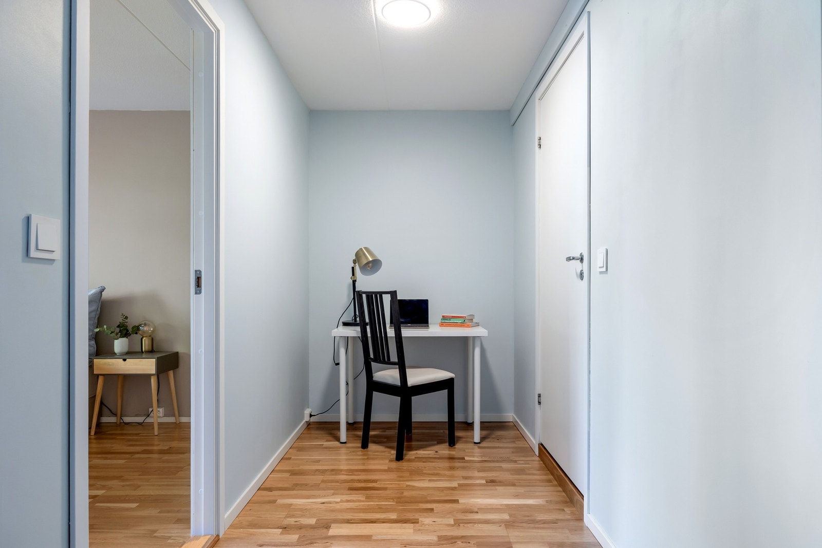 Praktisk gang med plass til hjemmekontor, lesekrok eller ekstra oppbevaring. En fleksibel løsning som utnytter arealet på en god måte. Galleribilde