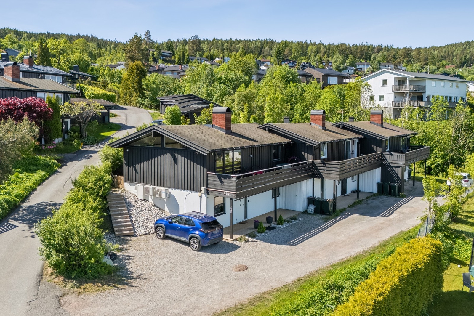 Praktisk og romslig biloppstillingsplass på utsiden av boligen. Galleribilde