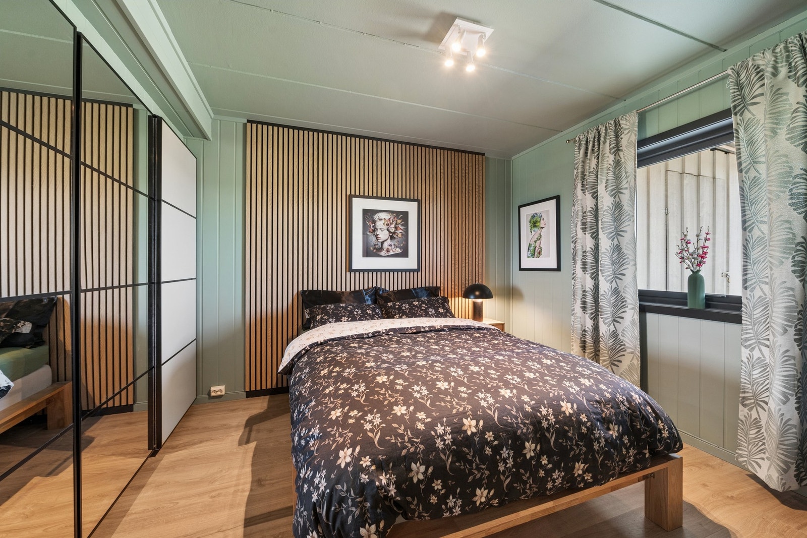 Soverom av god størrelse med moderne detaljer og integrert skyvedørsgarderobe. Galleribilde