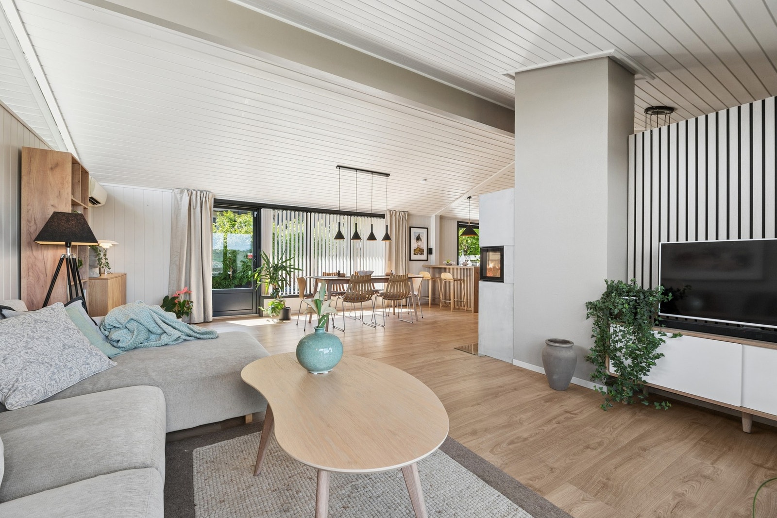 Stuen er av god størrelse med store vindusflater som gir flott utsyn og slipper inn rikelig med naturlig lys. Galleribilde