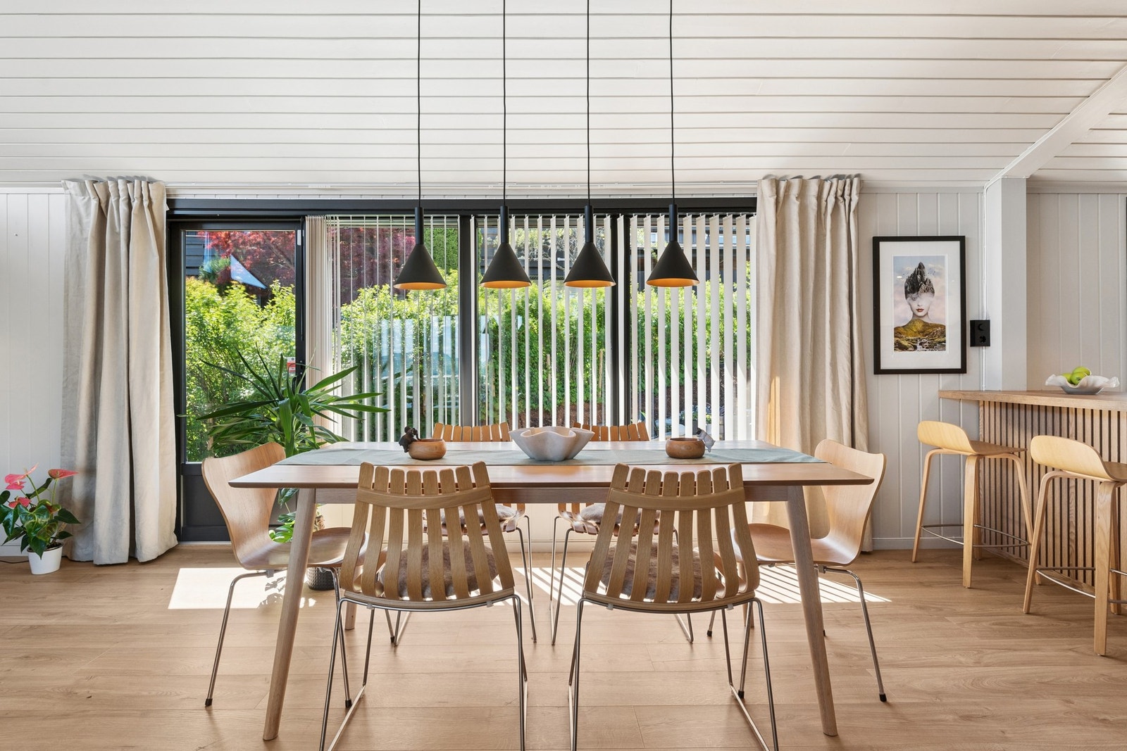 Lys og moderne spisestue med store vindusflater og flott utsyn mot hagen. Galleribilde