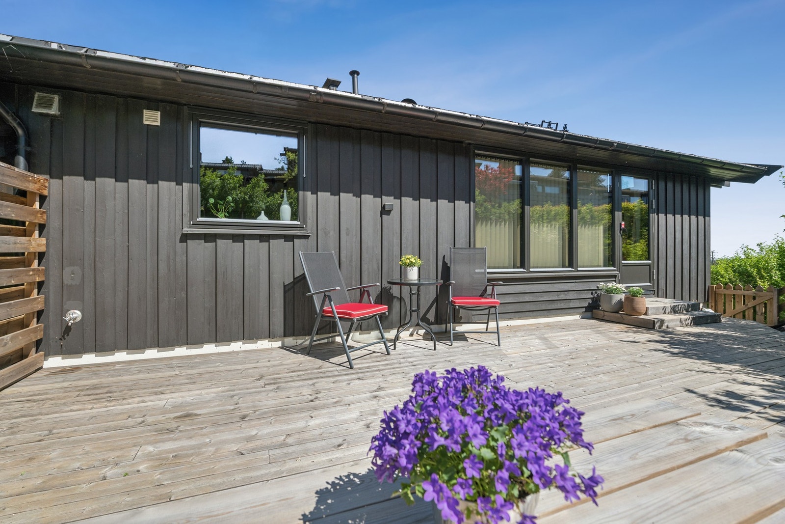 Solrik terrasse med god plass til utemøbler og hyggelige soner. Galleribilde