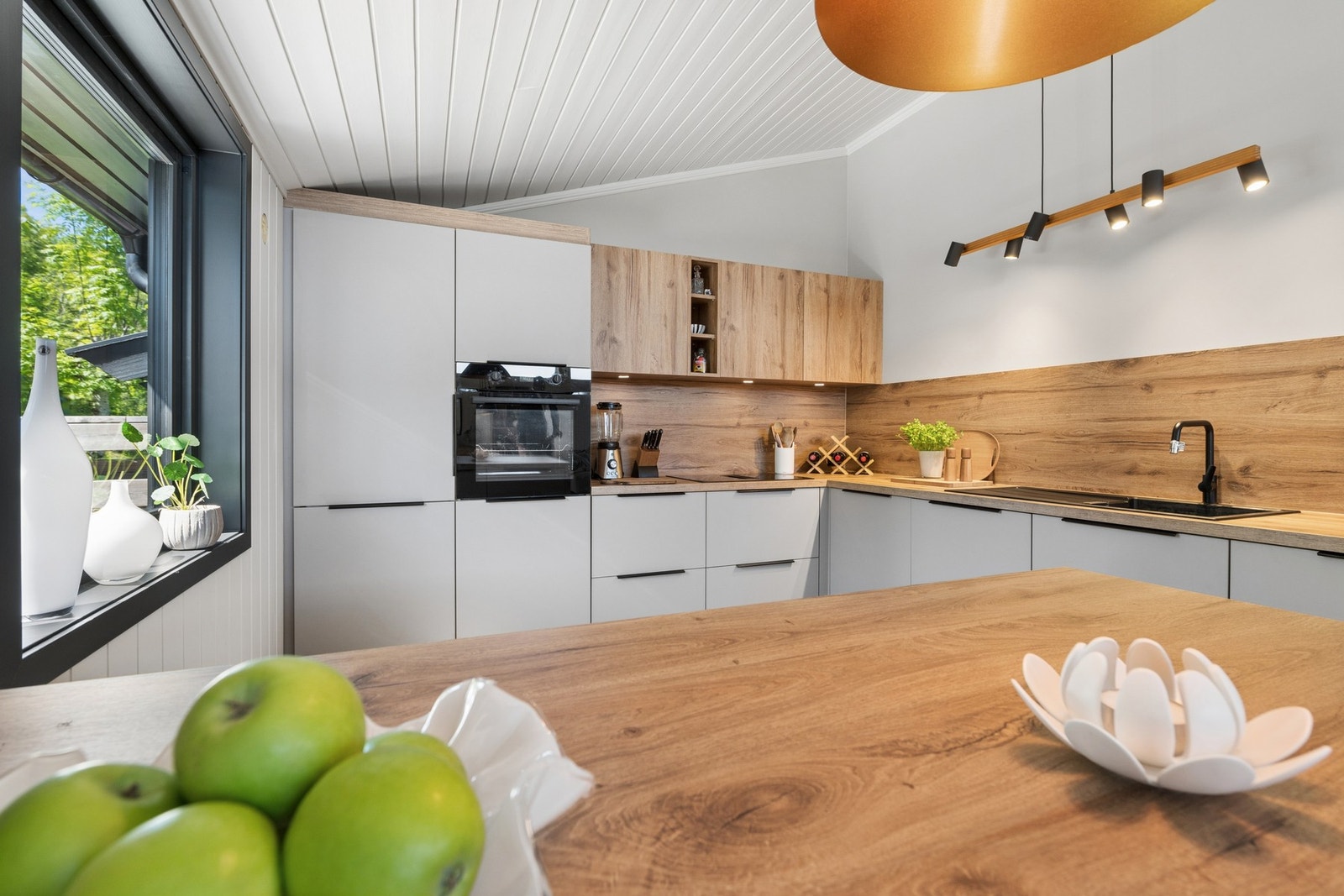 Lekkert og moderne kjøkken med god benkeplass og stilrene detaljer med innredning fra 2023. Galleribilde