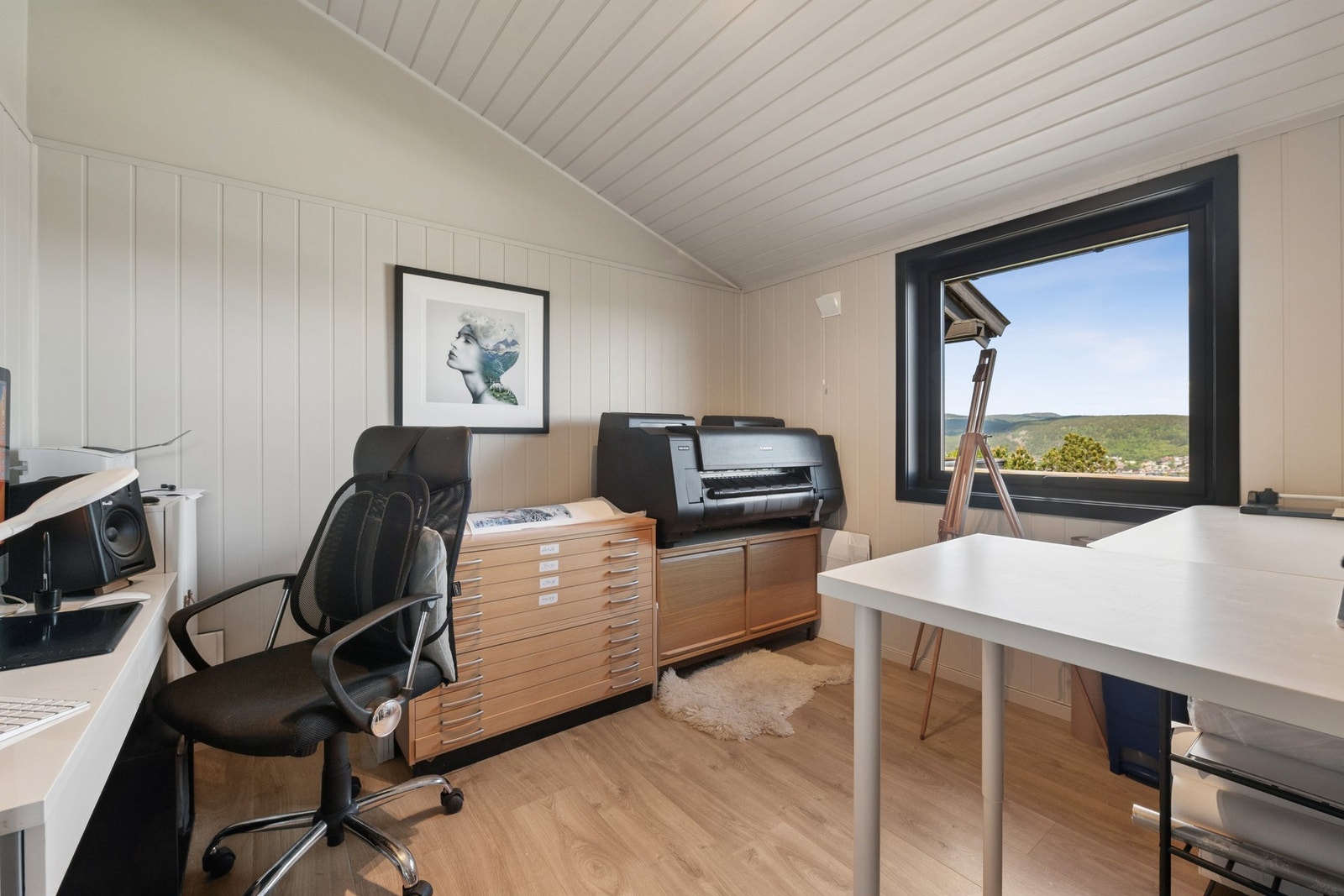 Soverom som fint kan benyttes som kontor med rikelig plass. Galleribilde