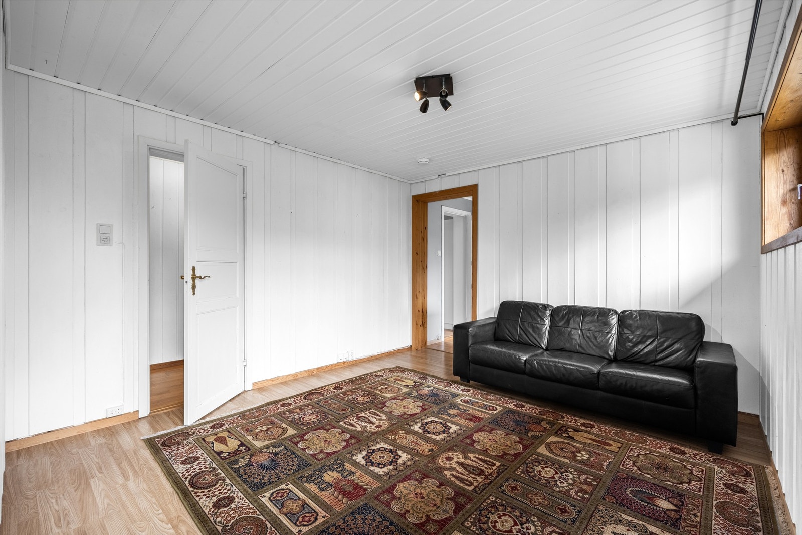 Lys og romslig stue i underetasjen med god takhøyde - klar for å innredes etter egne ønsker og behov. Galleribilde