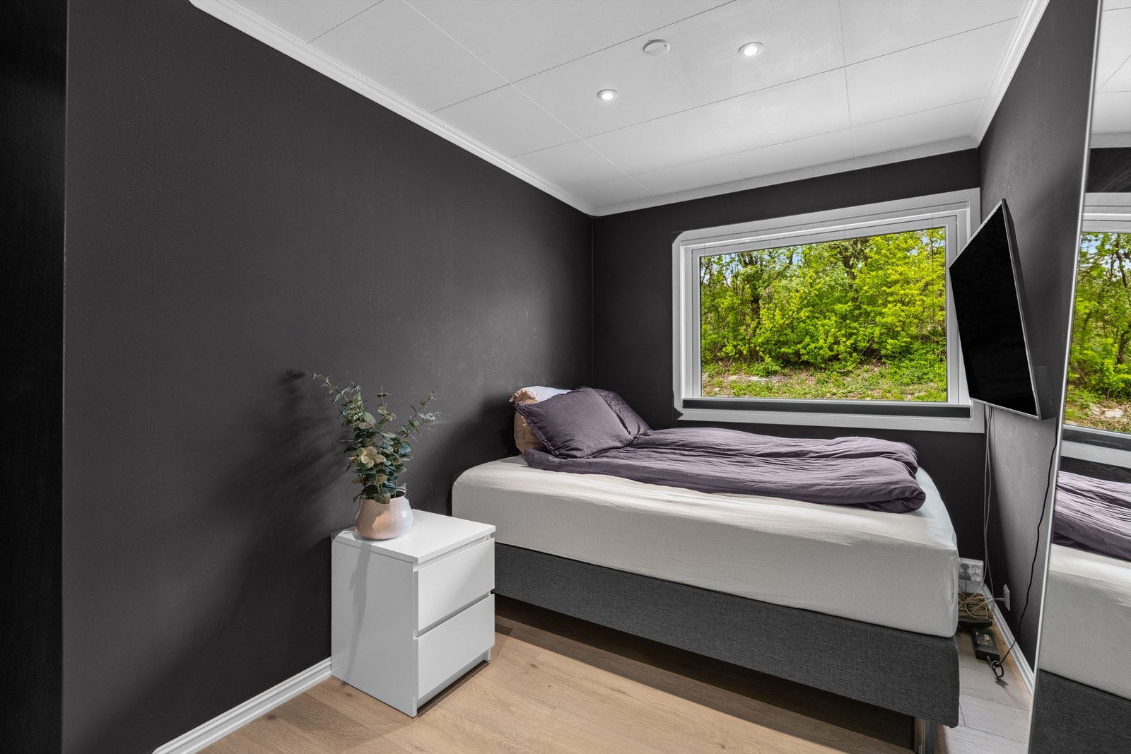 Et rolig og mørkt tilfluktssted med stilren innredning og frisk utsikt mot grøntområder - perfekt for deg som setter pris på ro og enkelhet. Galleribilde