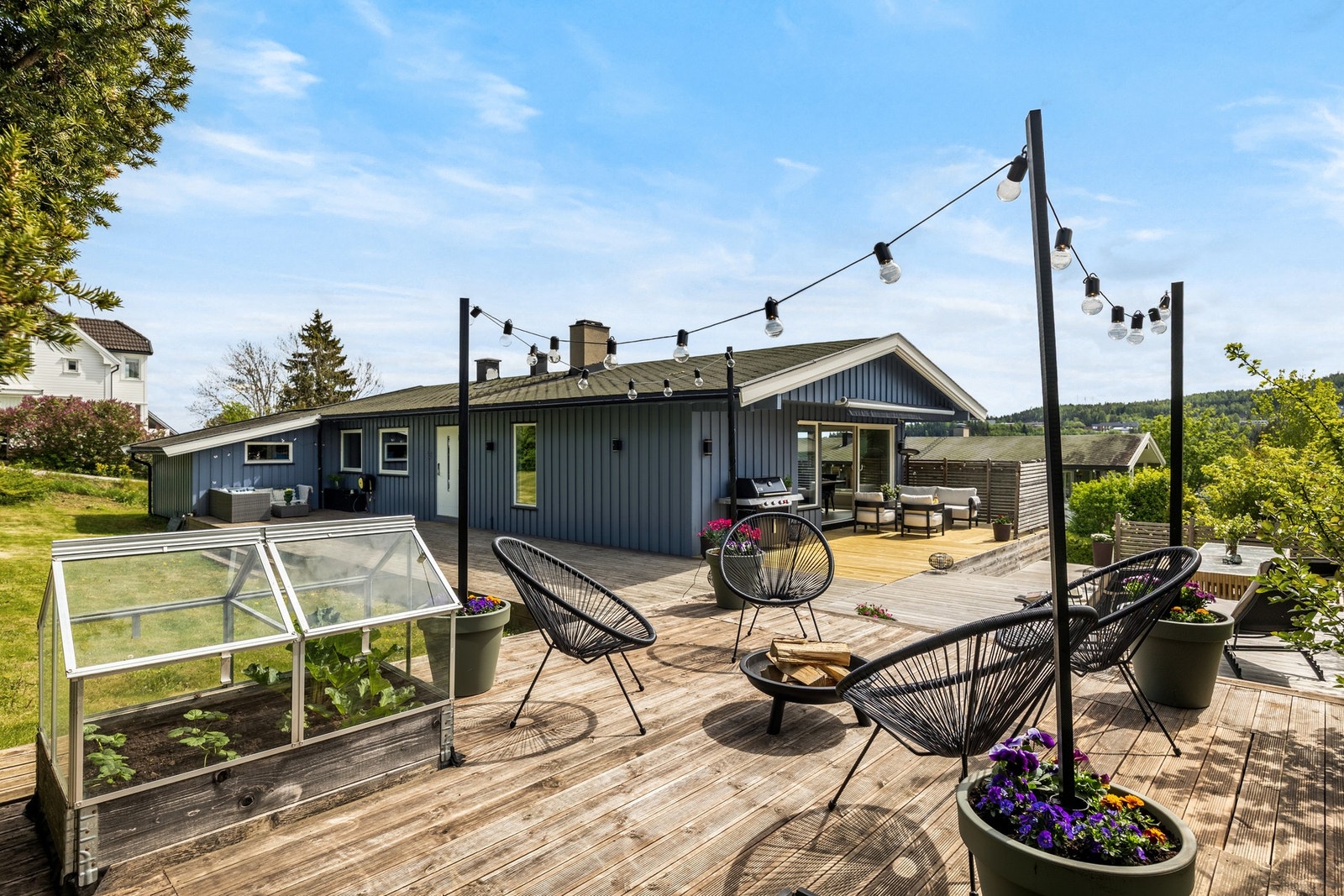 Sommer på sitt beste - stor terrasse med sittegruppe, lyslenke og drivhus gir deg det perfekte uterommet for lange, lyse kvelder. Galleribilde