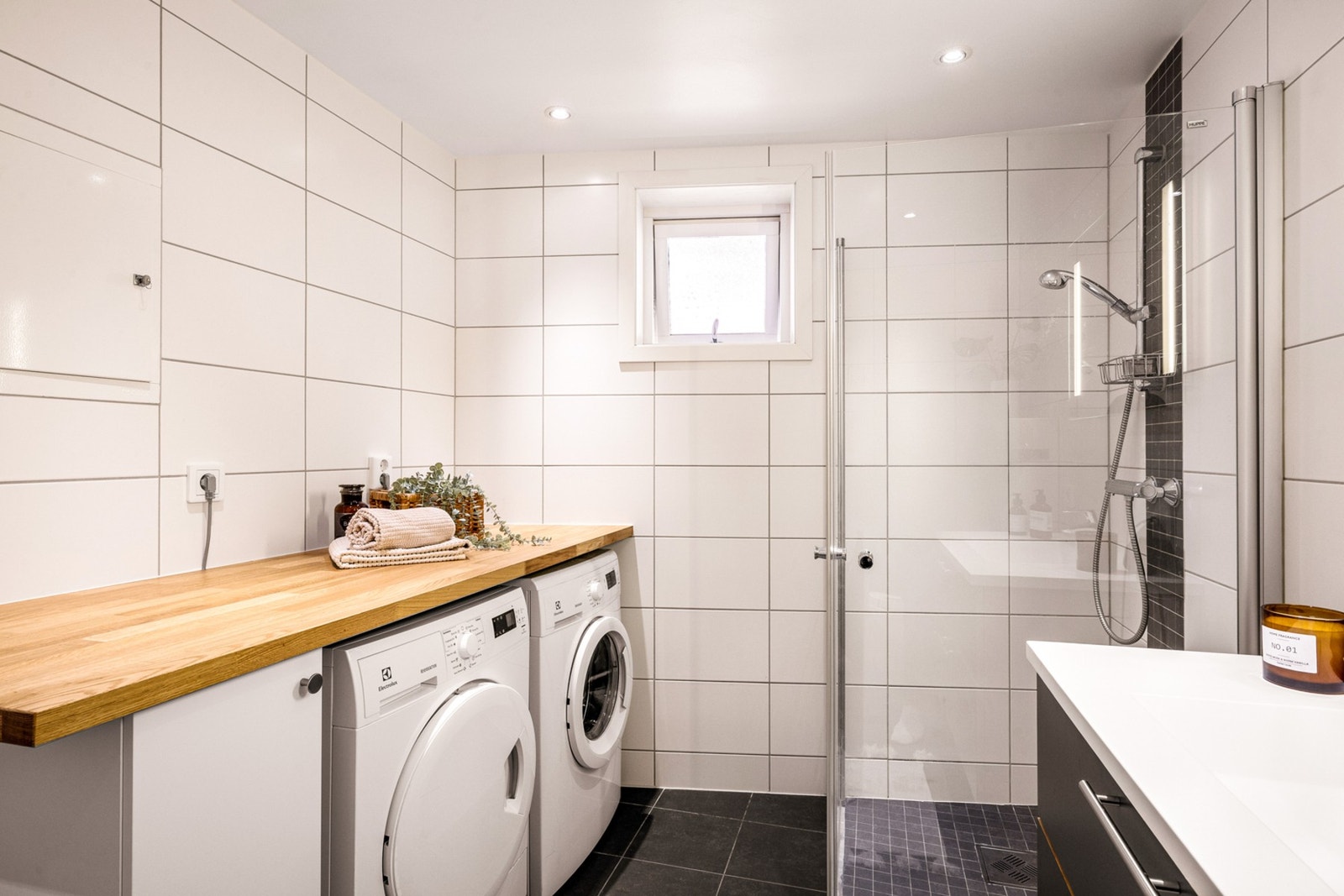 Soverom nr. 1 ligger i tilknytning til badet rett over gangen. Ny innredning/skap og benkeplate på vegg mot
entré i 2026. Galleribilde