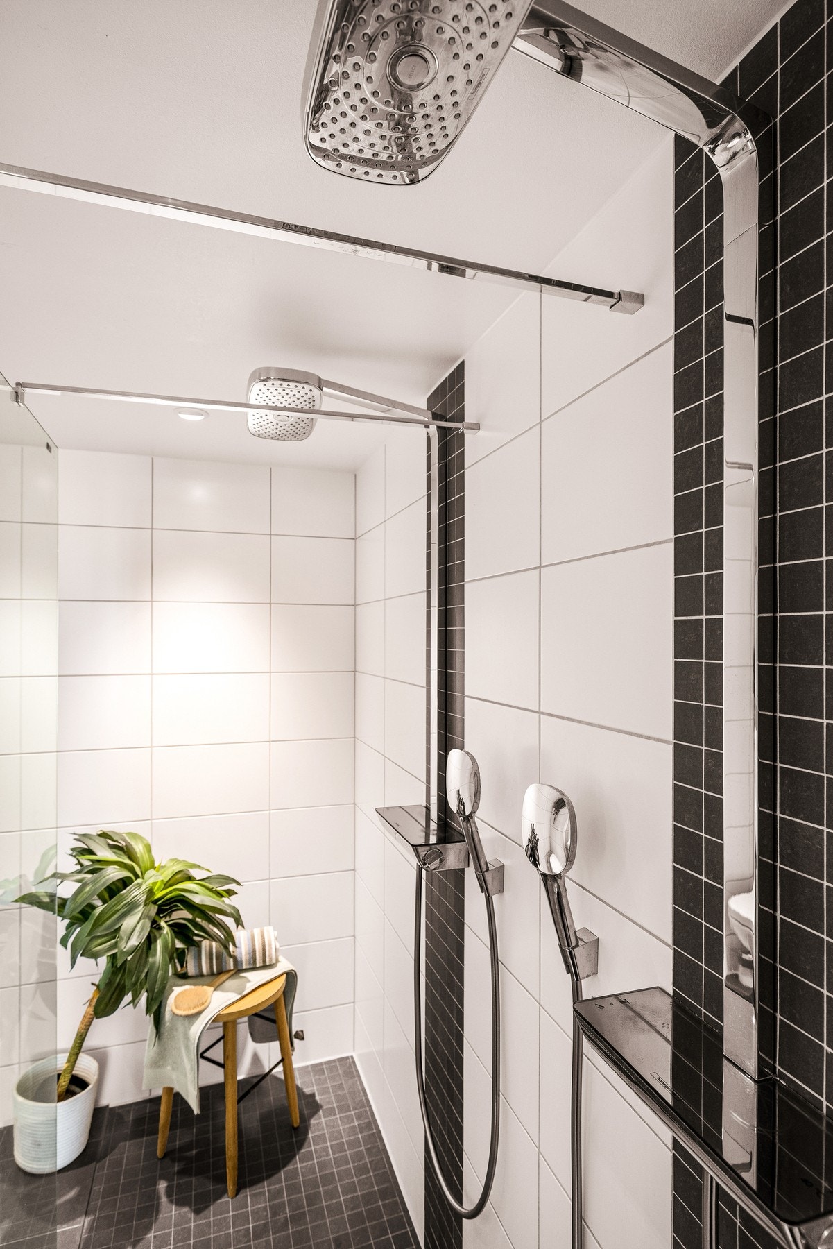 Praktisk med dobbeldusj på badet. Galleribilde