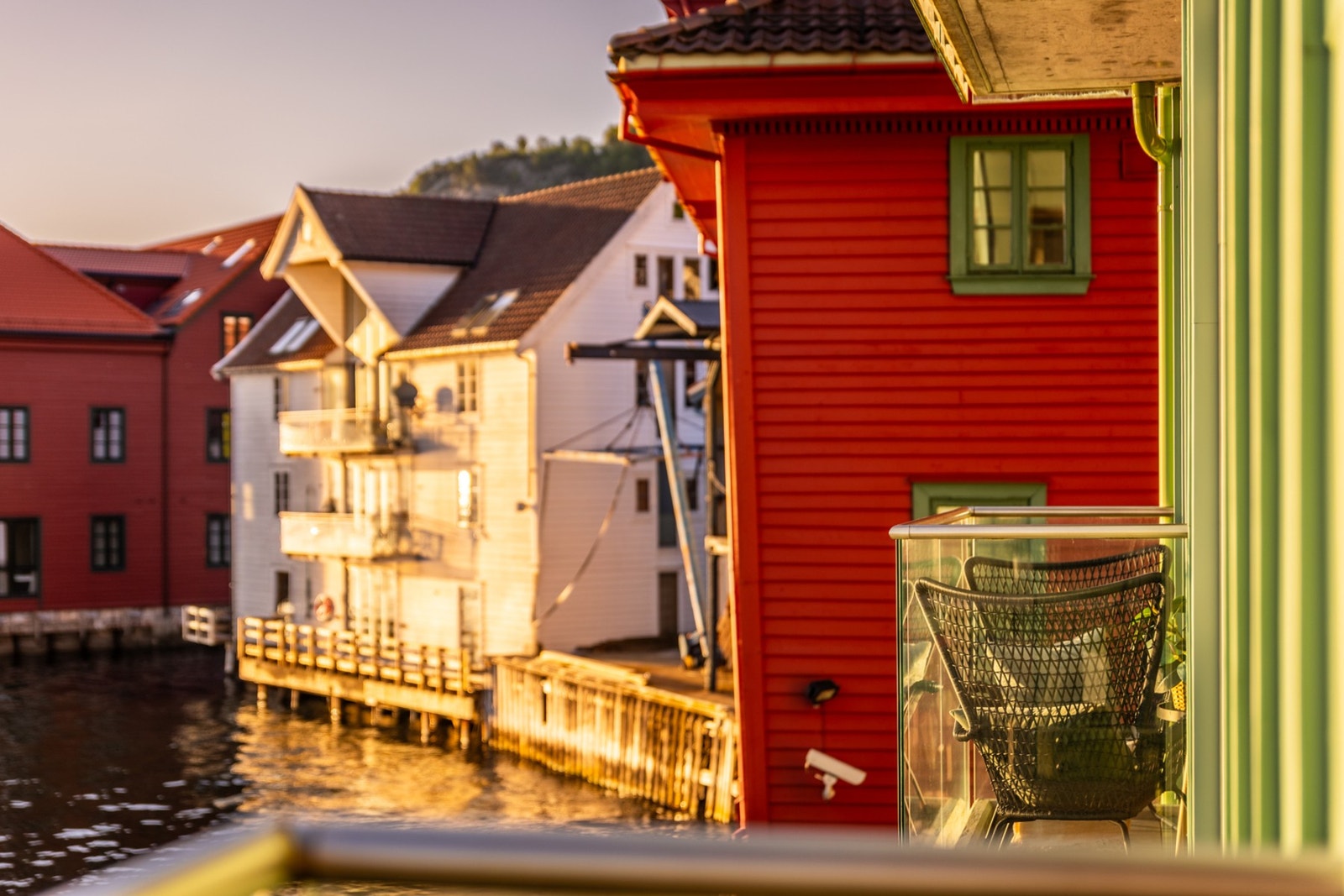 Et maritimt nabolag med nyere leilighetskompleks i kombinasjon med historisk nøstebebyggelse. Galleribilde