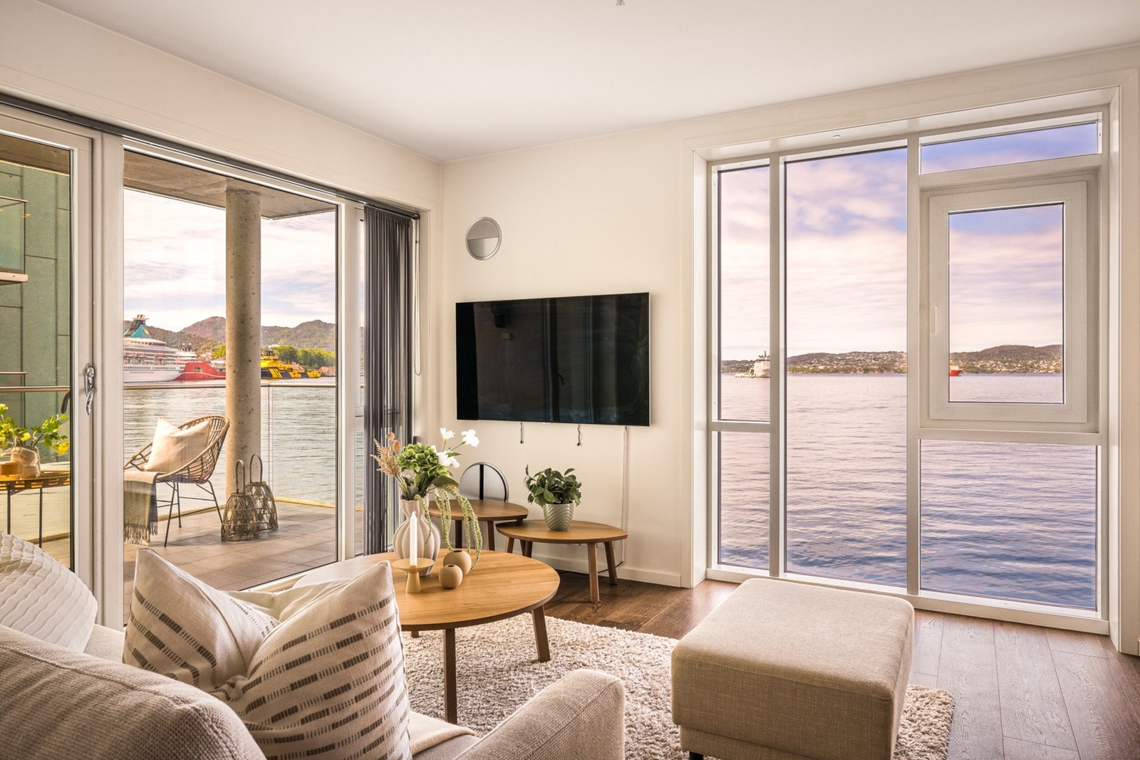 Leiligheten har high-end innredning og flotte overflater, innredning og utstyr. Leiligheten er malt i en dus fargepalett Galleribilde