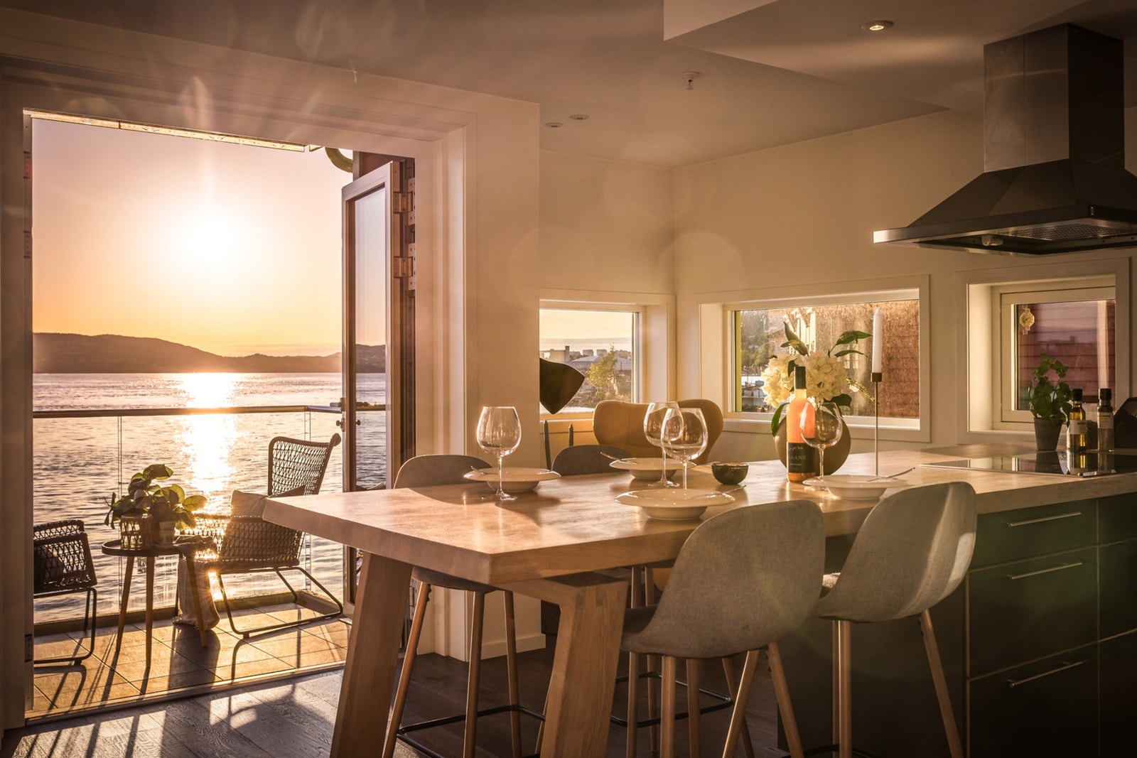 Spisestuen med den blåblanke fjorden som bakteppe. Galleribilde
