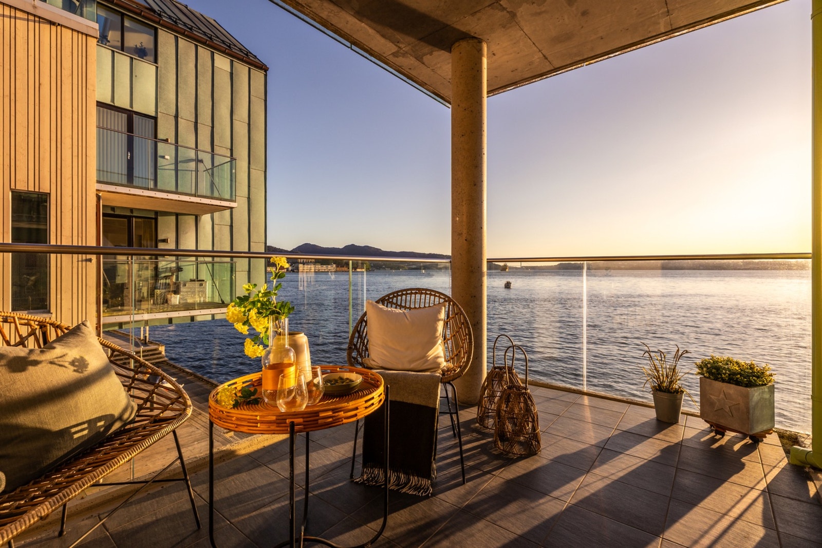 En fascinerende utsikt enten om det er blikk stille på fjorden, stiv kuling eller kun en flau vind. Her sitter en ly av bygget med orkesterplass til byfjorden. Galleribilde