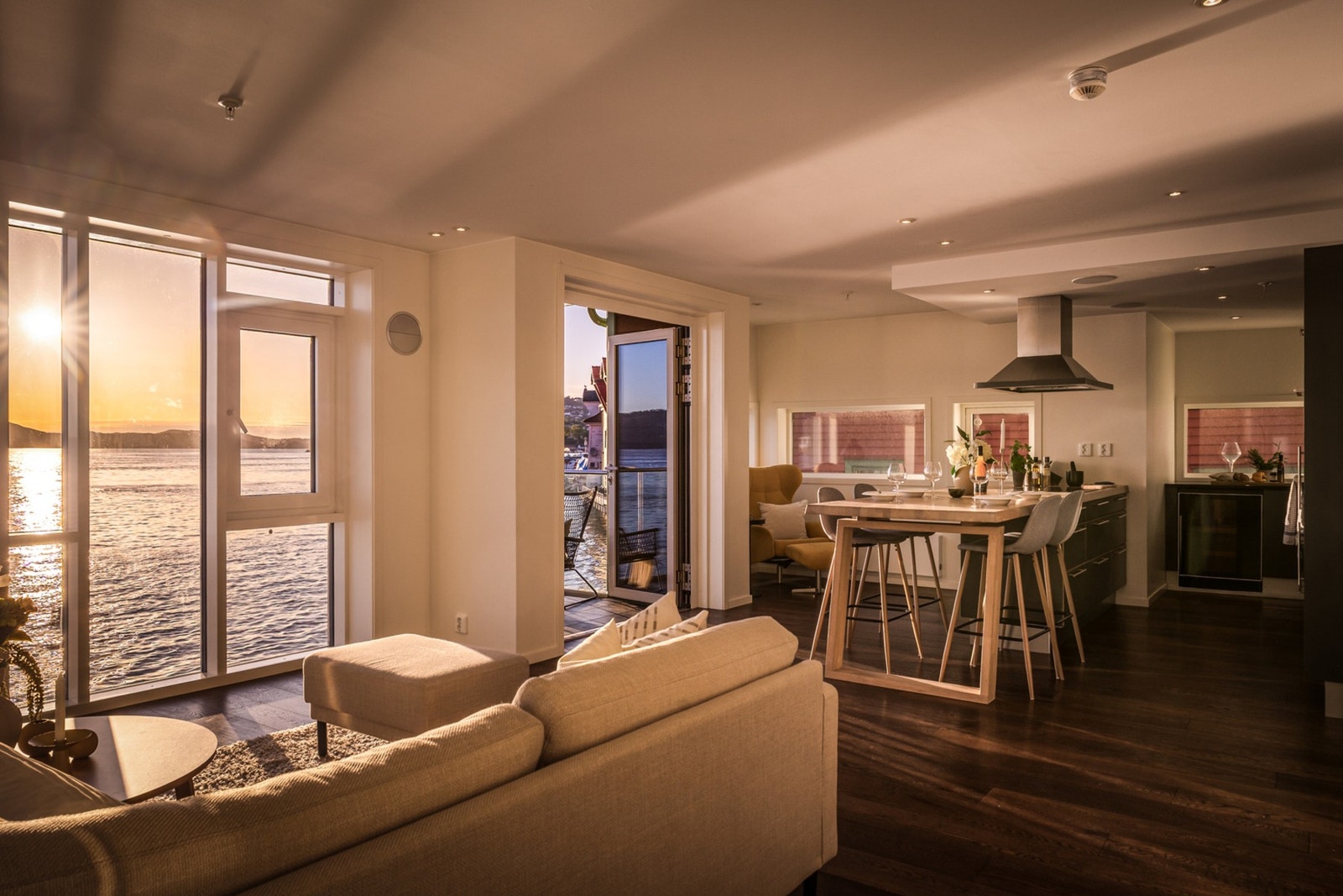 I leiligheten er det tekniske kvaliteter som vannbåren varme, balansert ventilasjonsanlegg, integrert bose og Bang & Olufsen musikkanlegg med 4 soner m.m. Vannbåren varme forsynes via sjøvarme som energikilde. Galleribilde