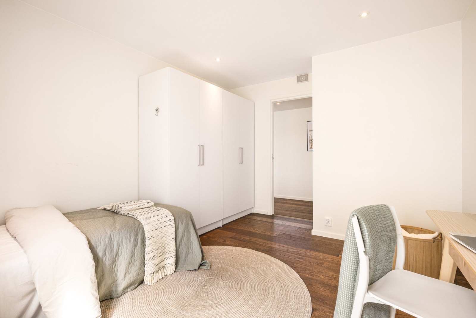 God plass til garderobe Galleribilde