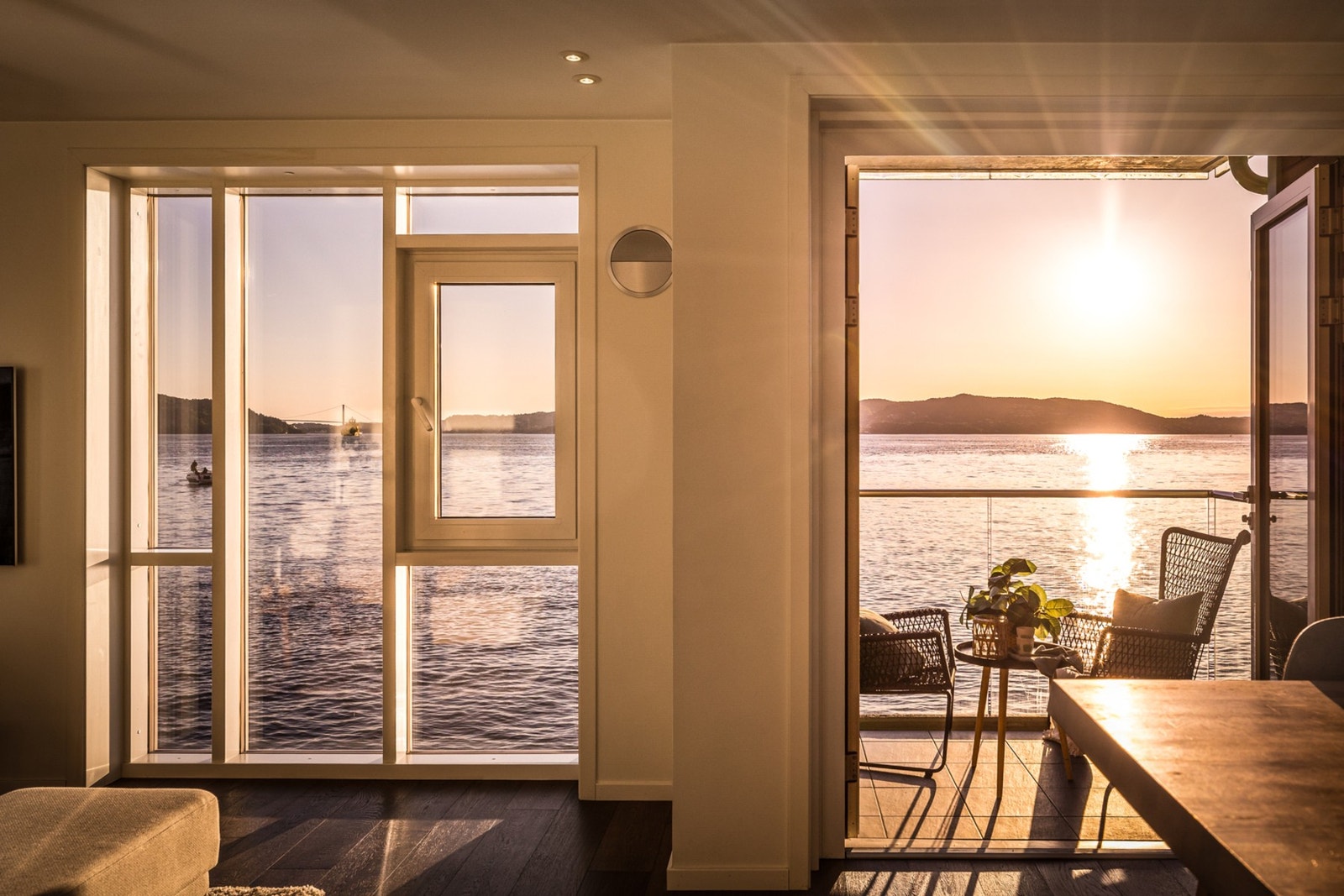 Et majestetisk rom hvor lyset og de fine fargene fra sjøen flommer inn i stuen. Galleribilde