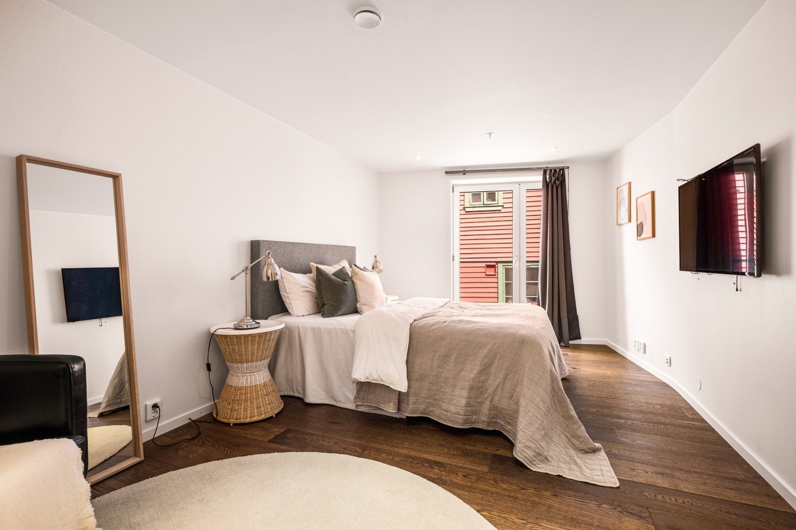 Soverom nr. 1 er hele 17,1 m². Her er det lyse overflater og parkett på gulv. Galleribilde