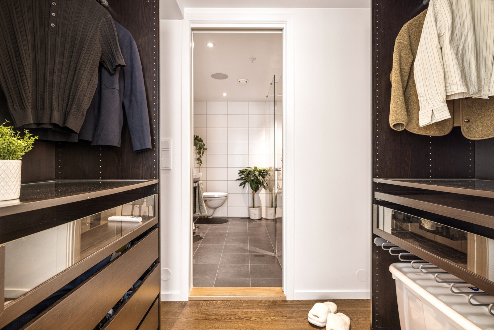 Garderoberommet deler badet og soveromet, noe som gir en fin flyt i romløsning. Galleribilde