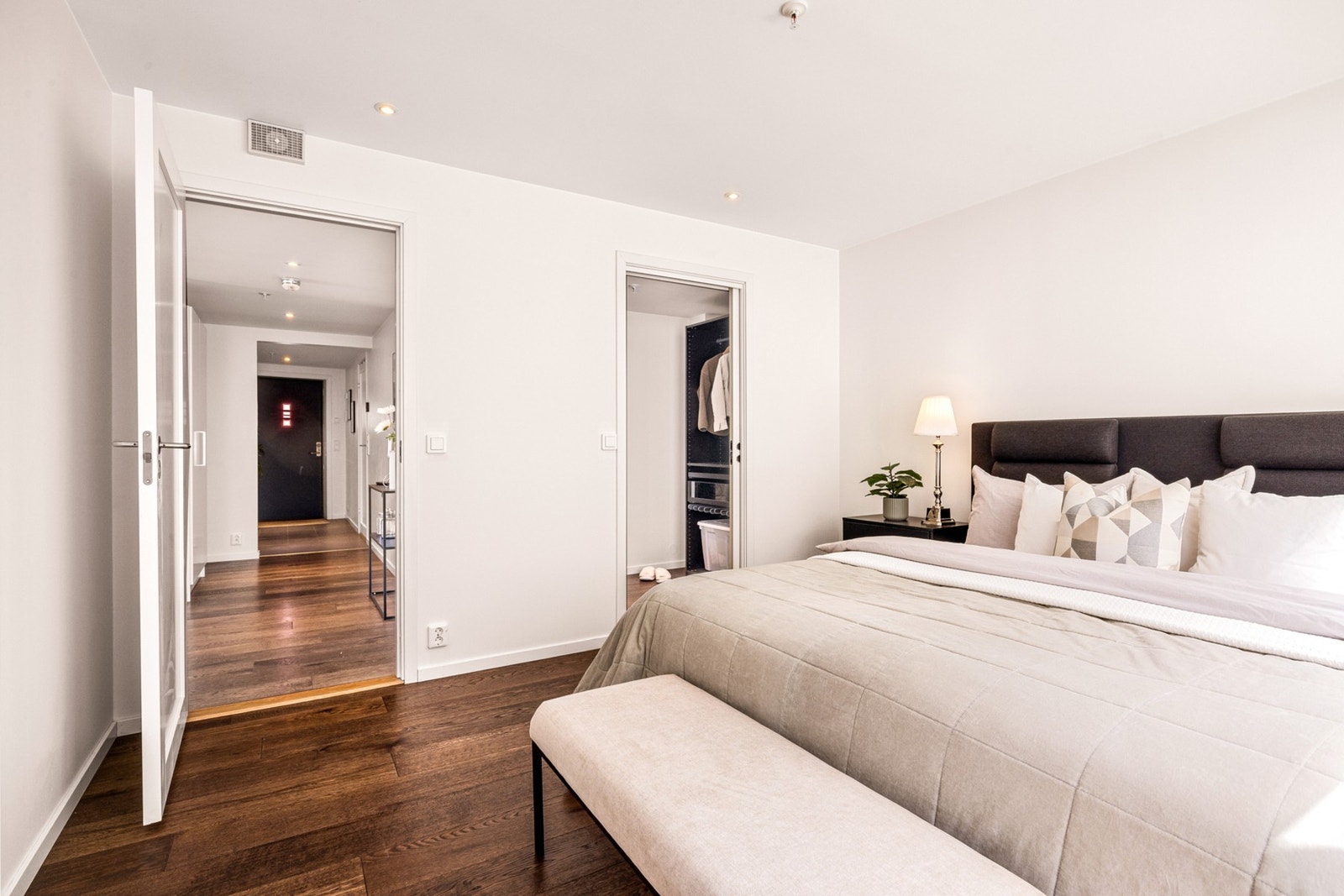 Soverom nr. 2 er 13.3 m². En lyst og meget pent rom. Galleribilde