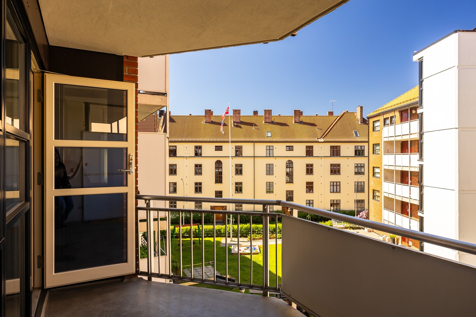 Utgang til balkong fra stuen. Galleribilde