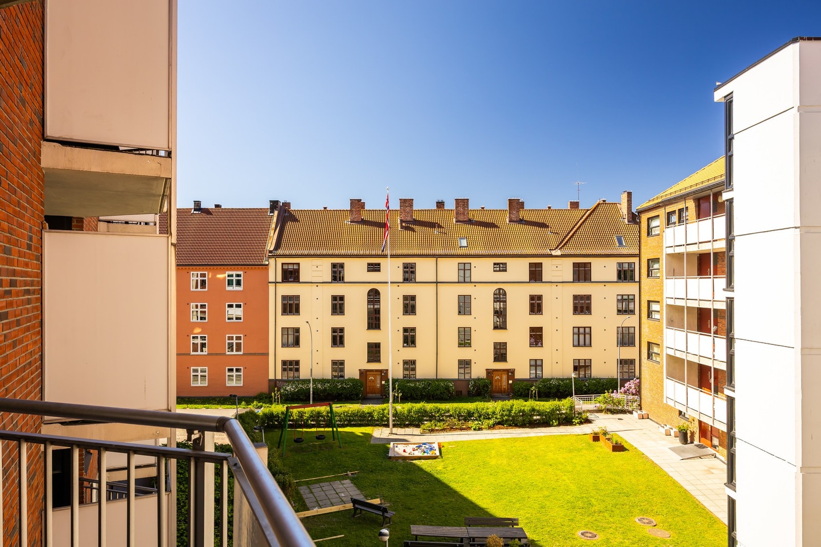 Balkongen vender ut mot en rolig bakgård. Galleribilde