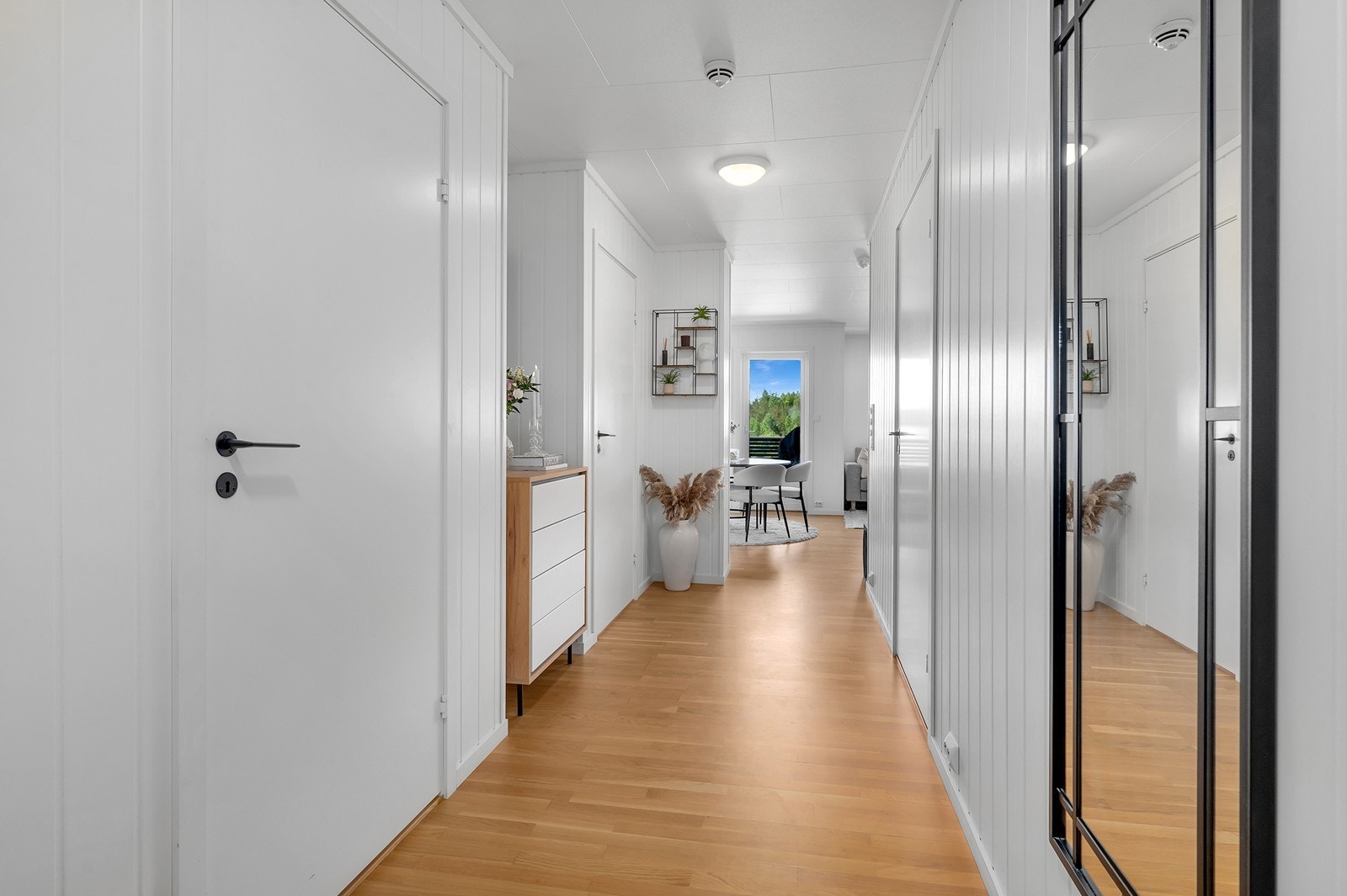 Gangen er lys og innbydende og fører til alle rommene i leiligheten. Galleribilde