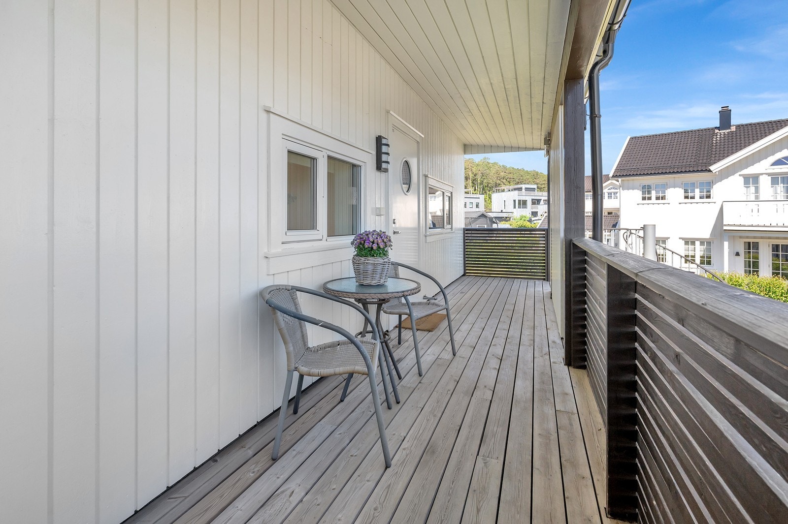 Overbygd inngangsparti med mulighet for en koselig sitteplass med morgensol. Galleribilde