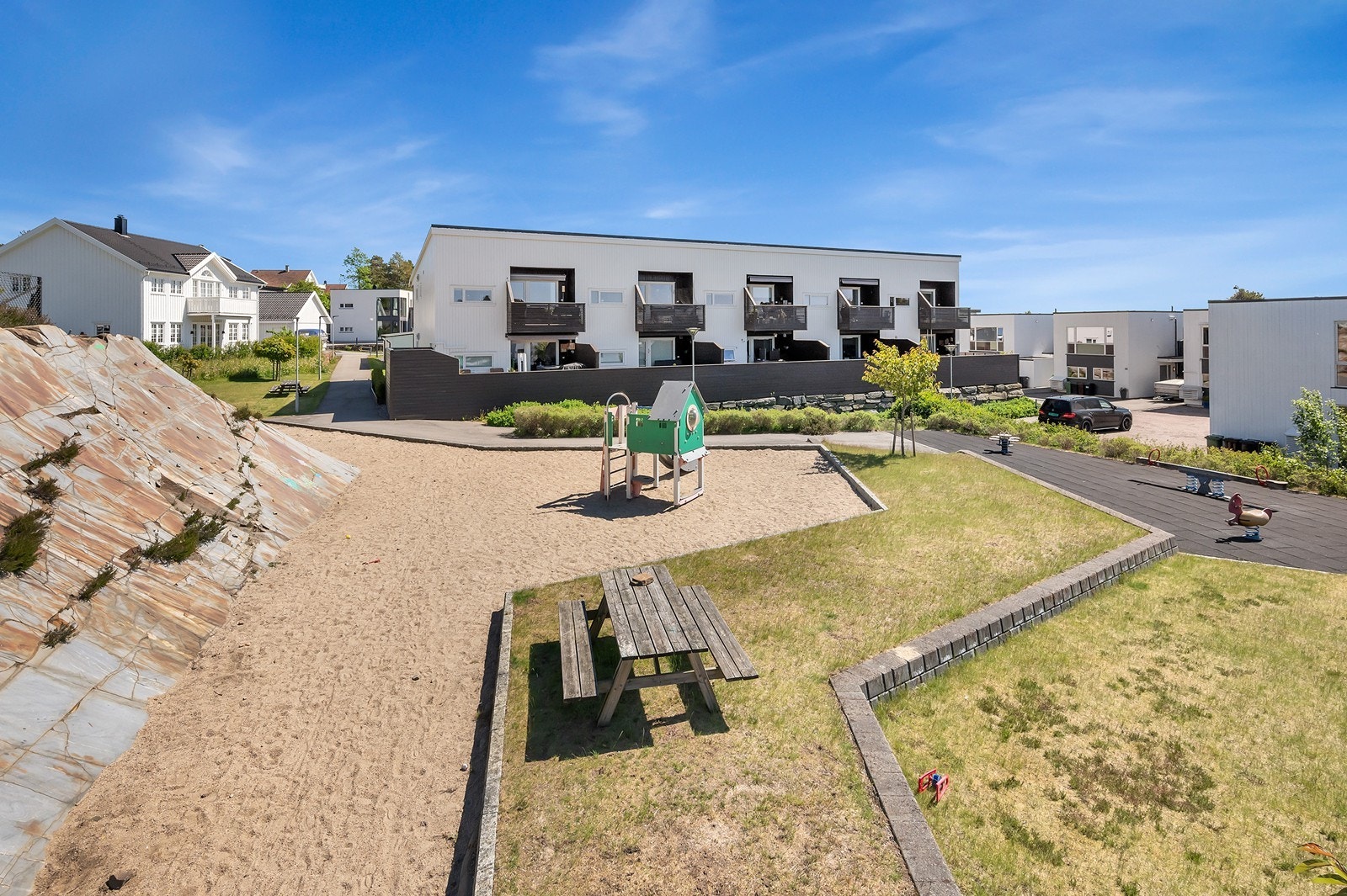 Like utenfor finner du felles lekeplass. Galleribilde