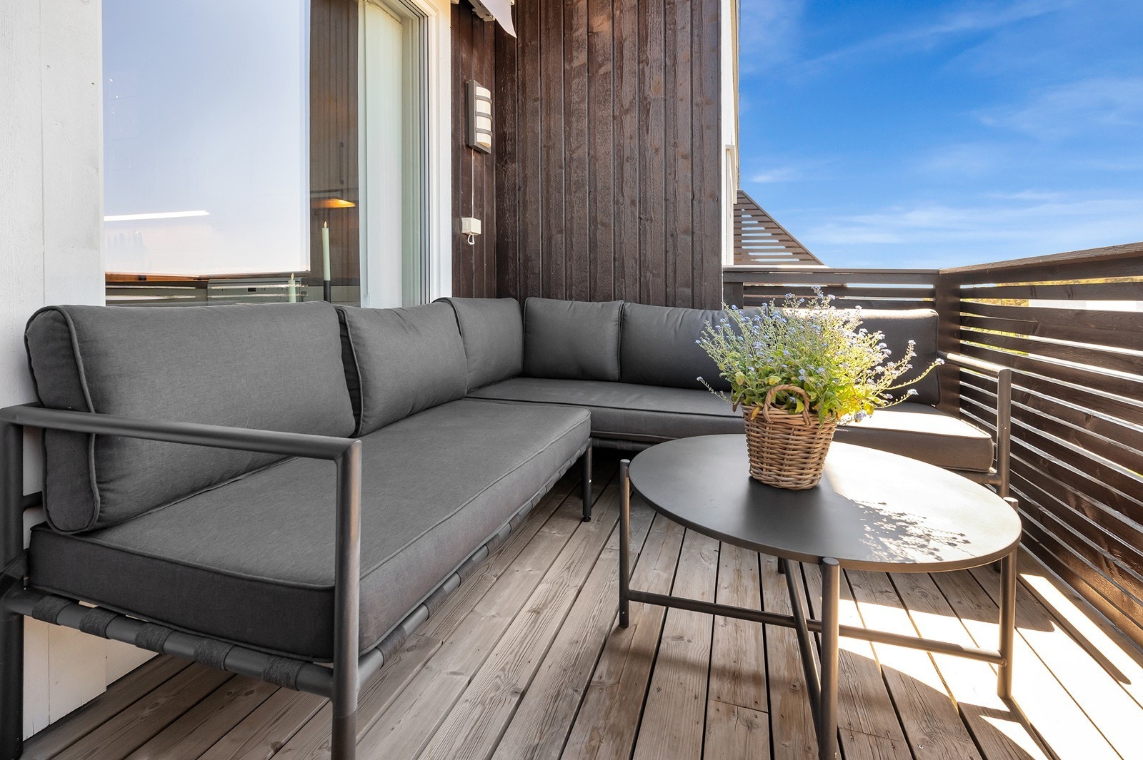 Veranda/balkong med terrassebord og rekke av tre Galleribilde
