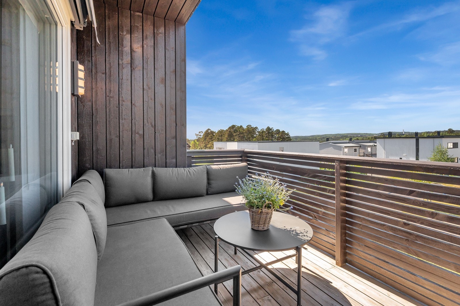 Koslig privat terrasse med vestvendt beliggenhet. Galleribilde