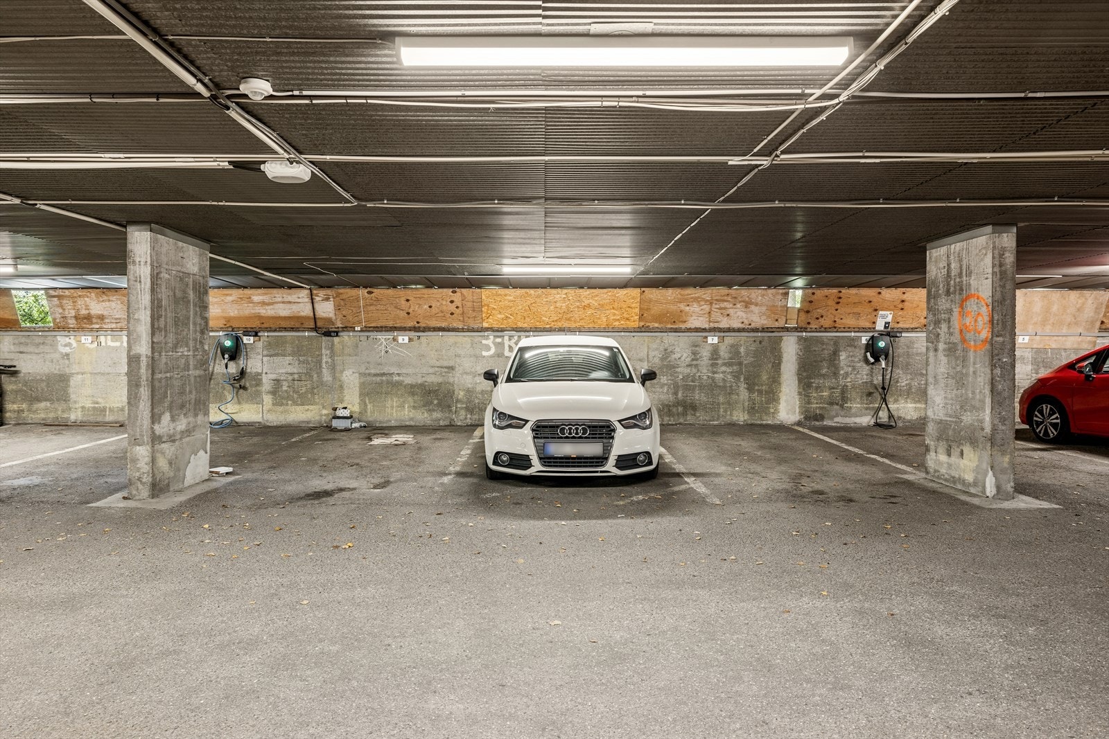 Boligen har adkomst til parkering via felles garasjeanlegg med oppmerkede plasser Galleribilde