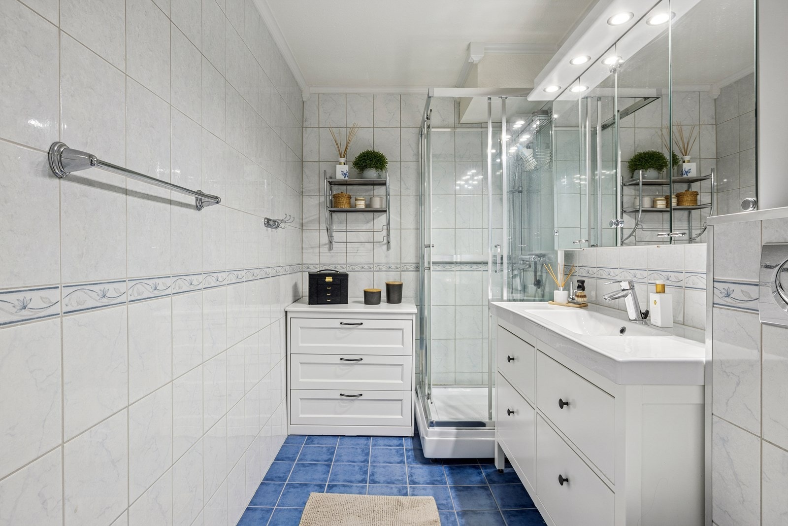 Badet har fliser på vegger og gulv, samt varmekabler i gulvet Galleribilde