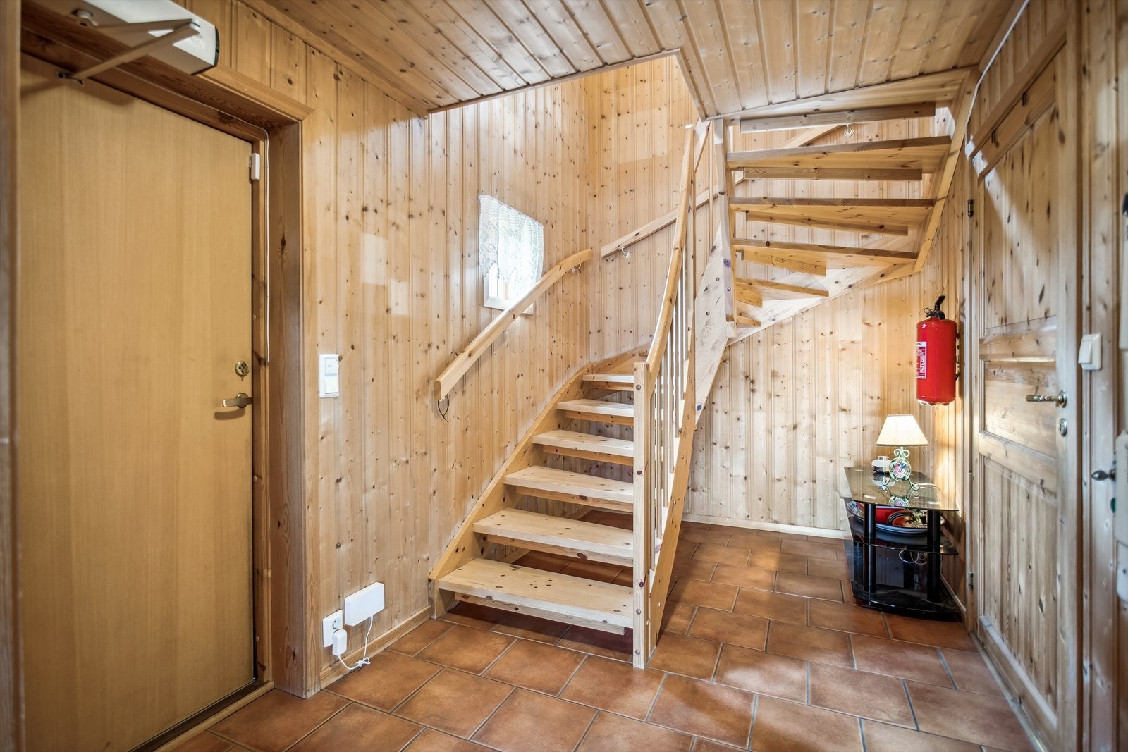 Gang med trapp opp til 2.etasje. Dør ut til hagen. Galleribilde