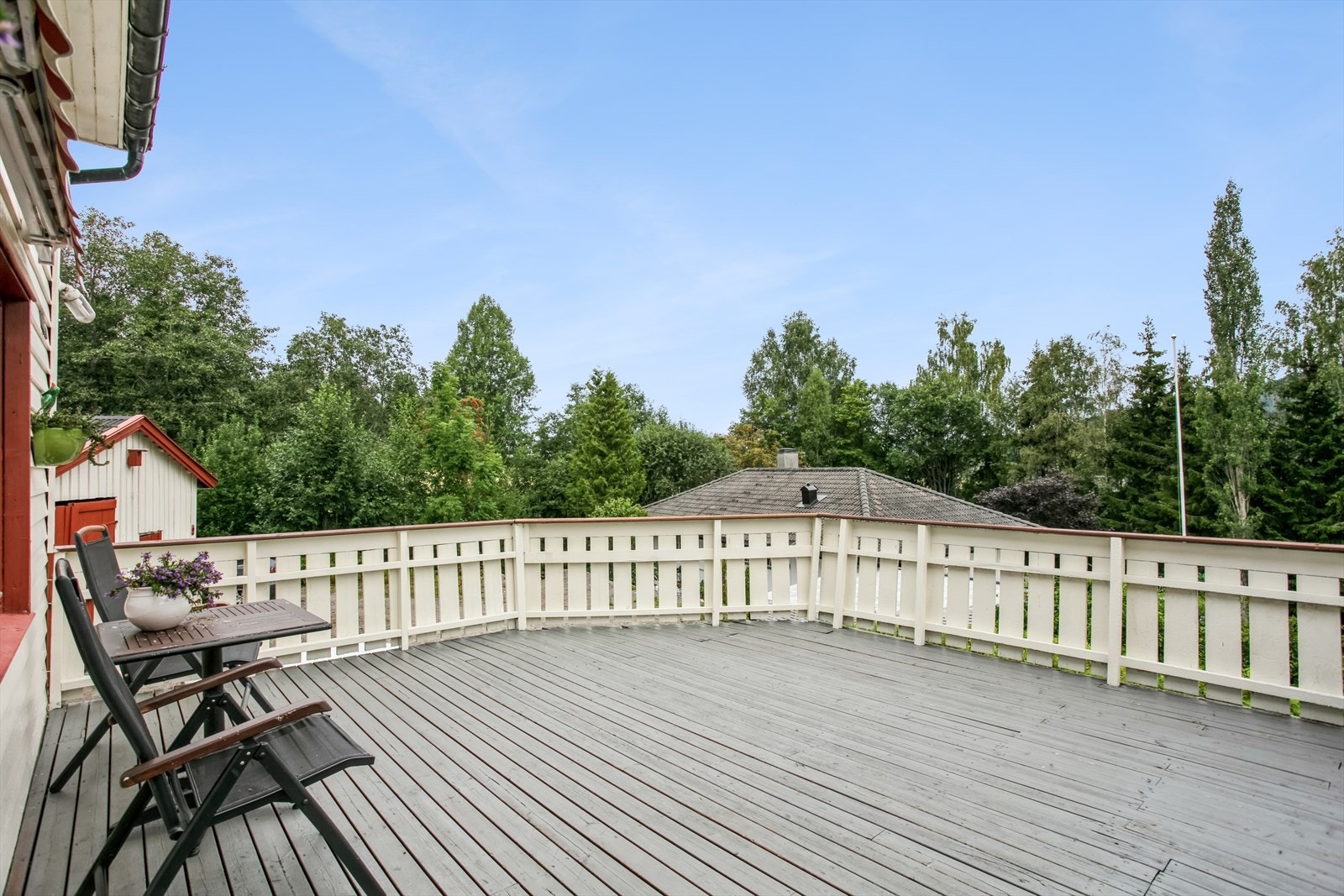 Stor terrasse med god plass til spisebord, sittegruppe og enda litt til. Galleribilde