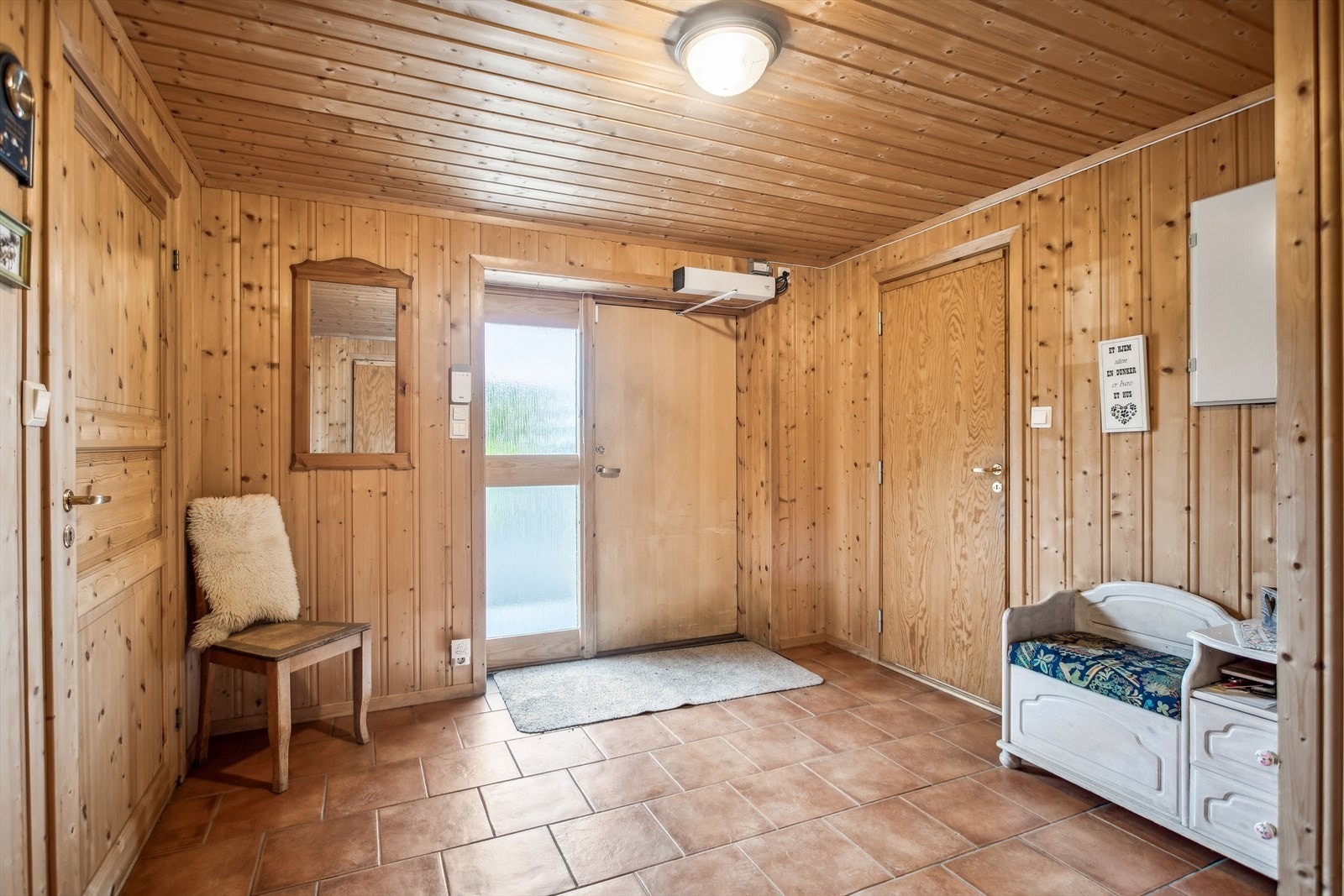 Luftig hall ønsker deg velkommen. Godt med veggplass og eget garderoberom. Galleribilde