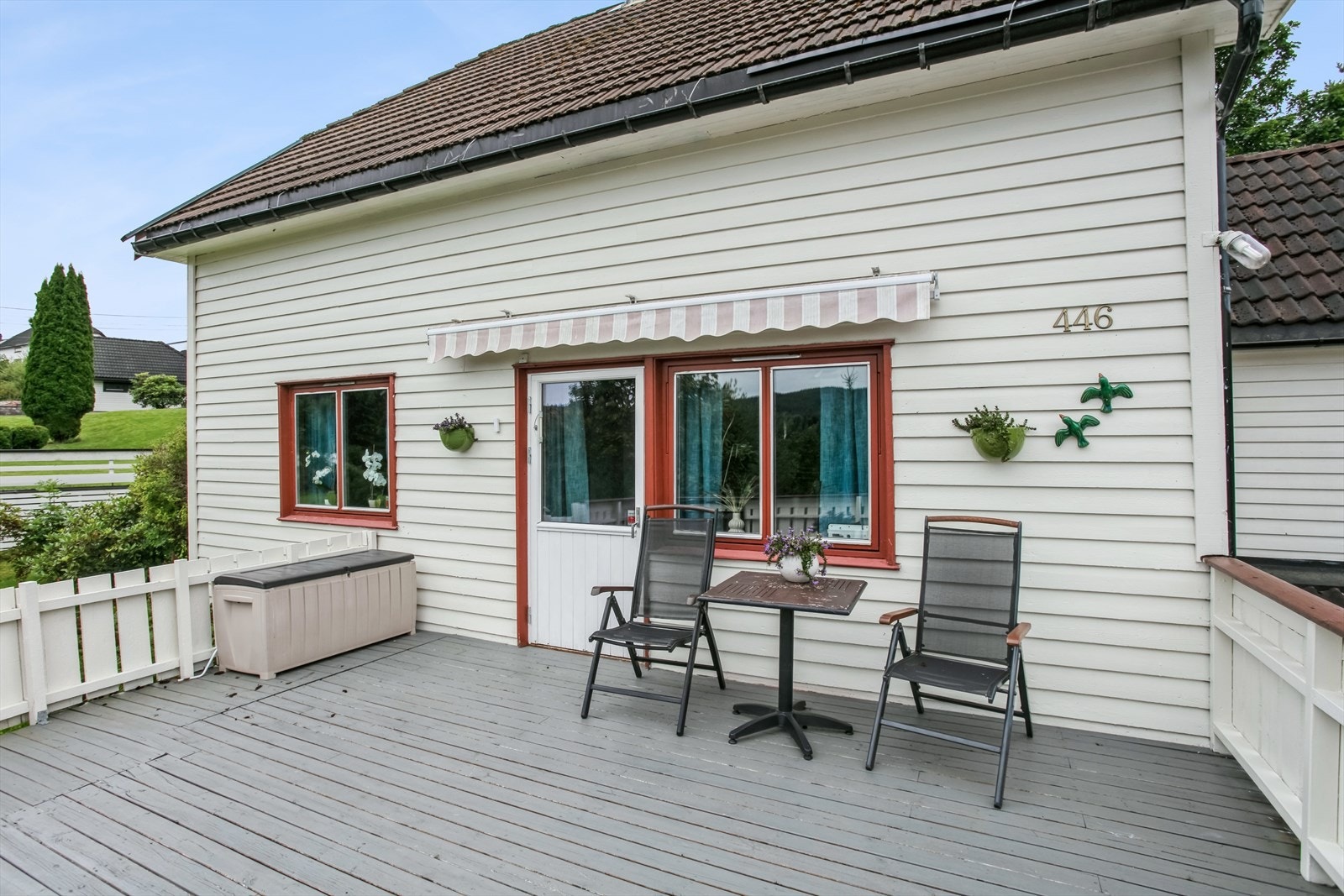 Meget romslig terrasse hvor flotte sommerdager kan nytes. Galleribilde