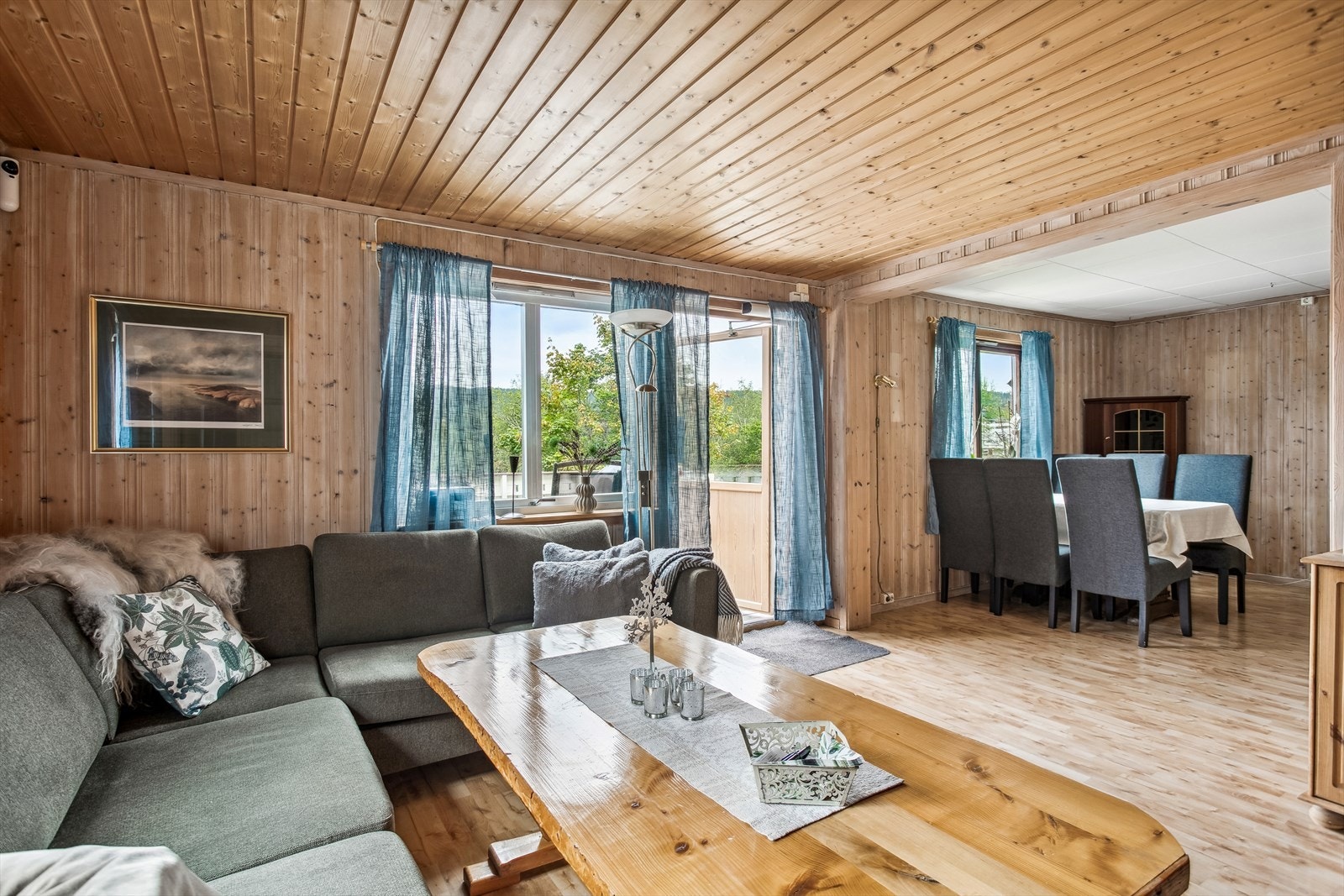 Vinkelstue med rikelig med veggplass, noe som gir mange muligheter for møblering og dekorasjon. Galleribilde
